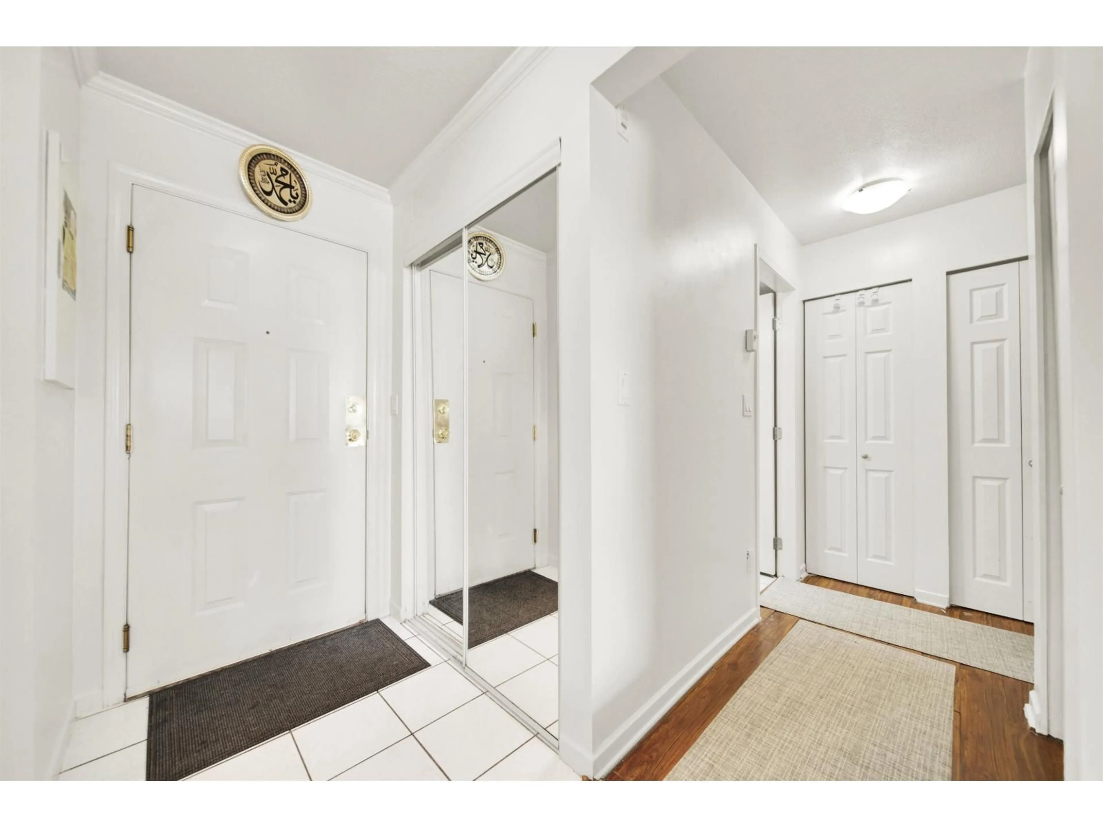 Indoor entryway for 102 - 9765 140 STREET, Surrey British Columbia V3T5S5
