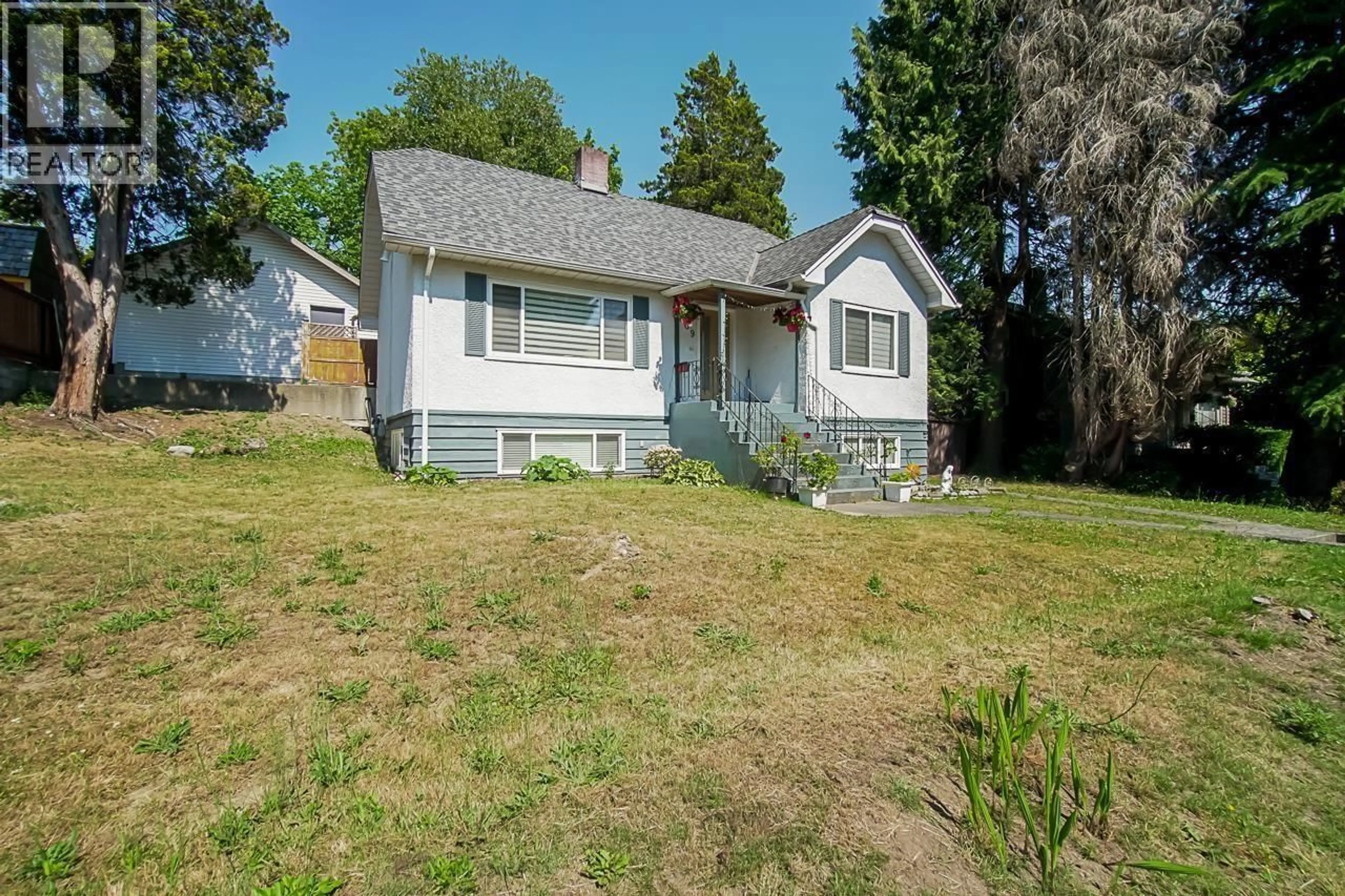Home with vinyl exterior material, street for 809 SANGSTER PLACE, New Westminster British Columbia V3L4L7