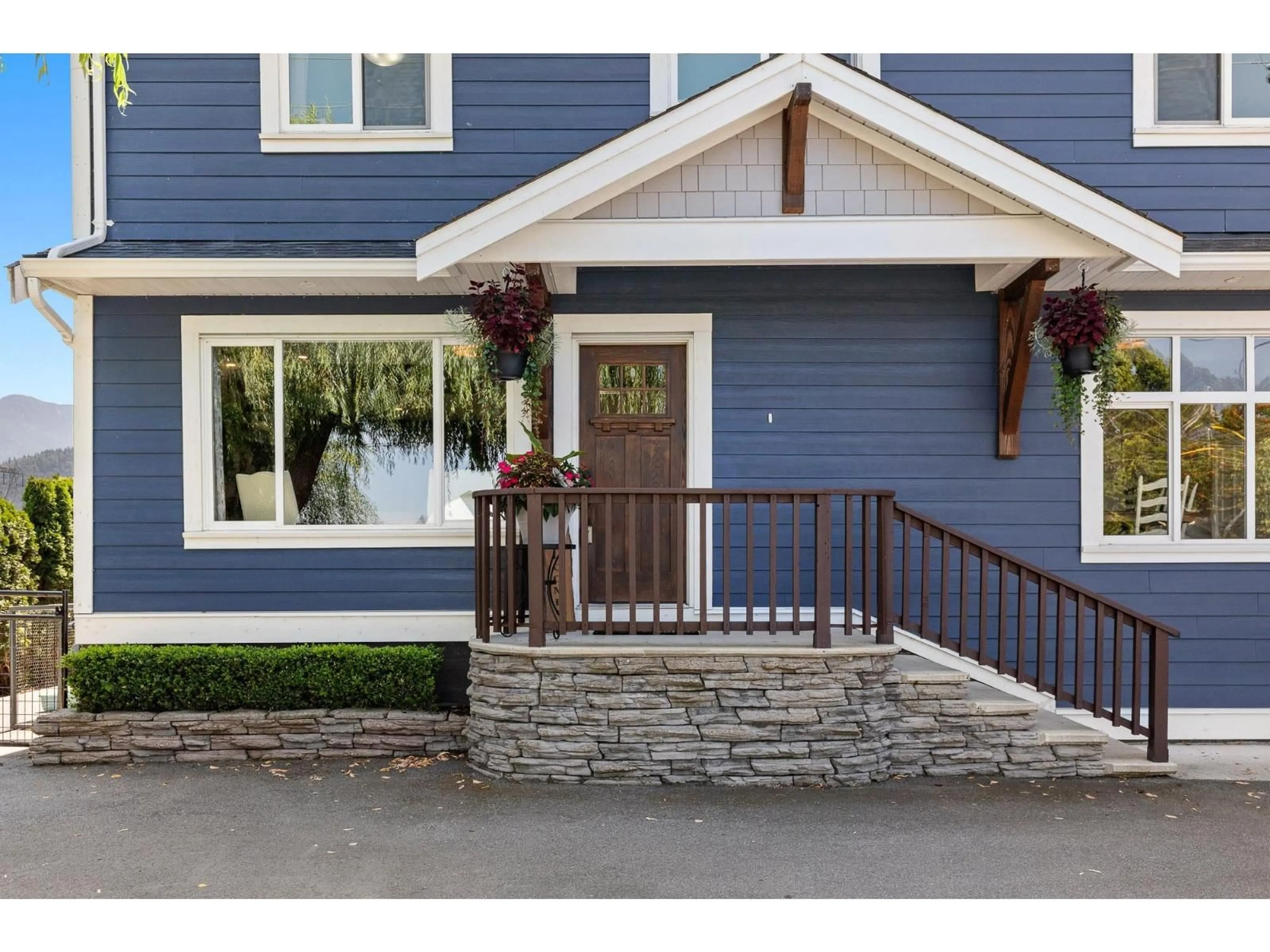 Home with vinyl exterior material, street for 44064 SOUTH SUMAS ROAD, Chilliwack British Columbia V2R4B1