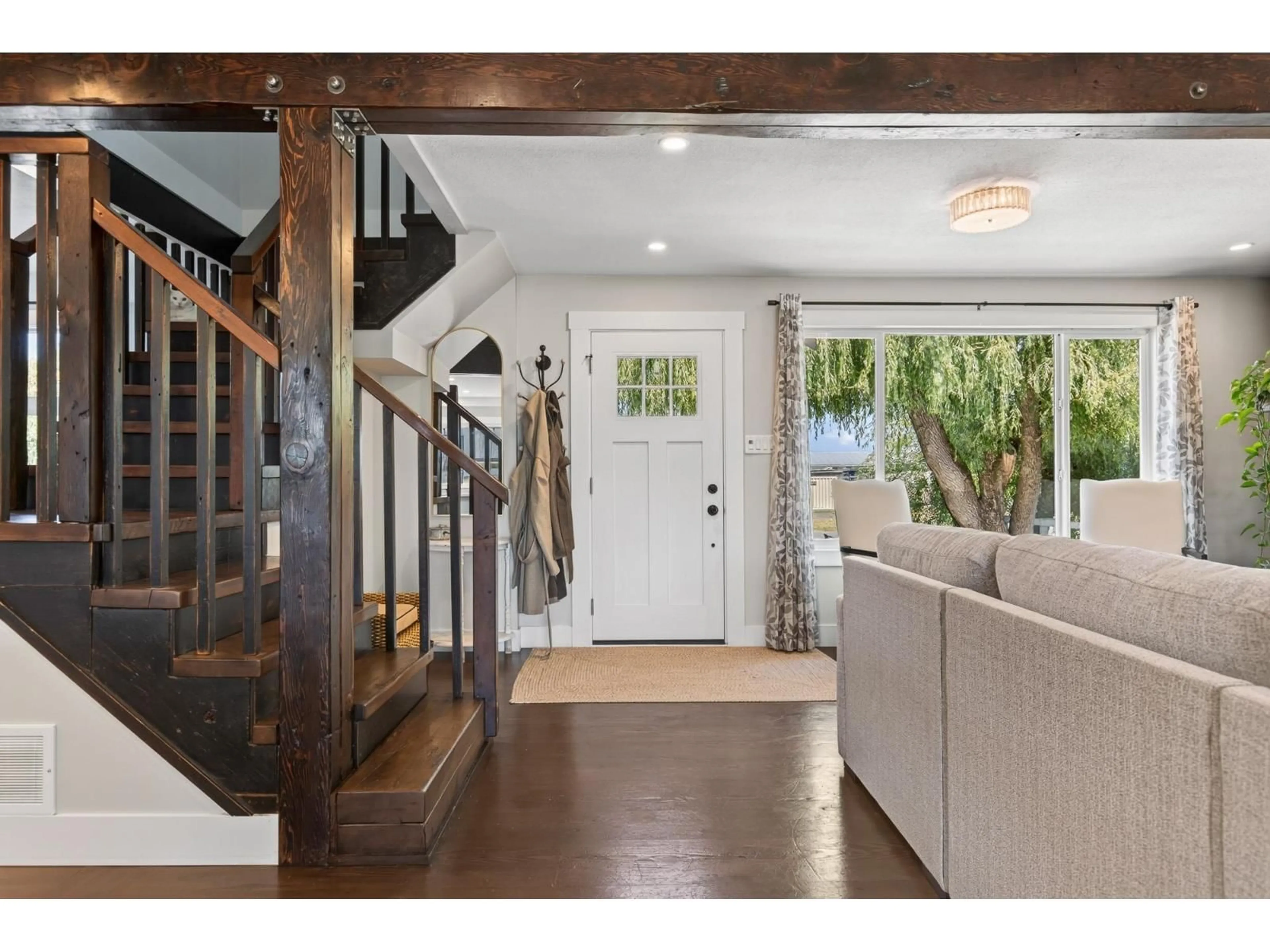 Indoor entryway for 44064 SOUTH SUMAS ROAD, Chilliwack British Columbia V2R4B1