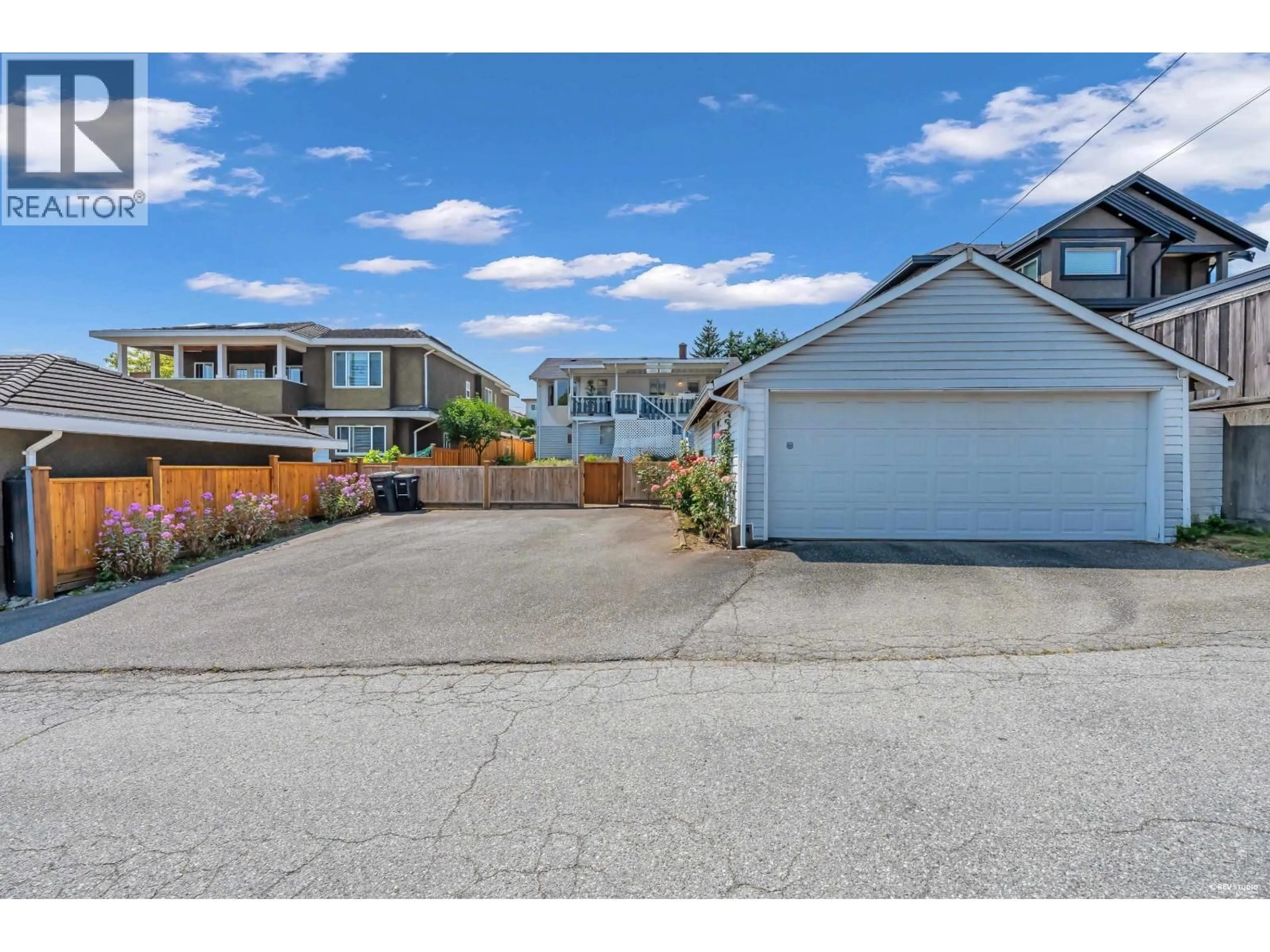 A pic from outside/outdoor area/front of a property/back of a property/a pic from drone, street for 4438 DARWIN AVENUE, Burnaby British Columbia V5G3E6