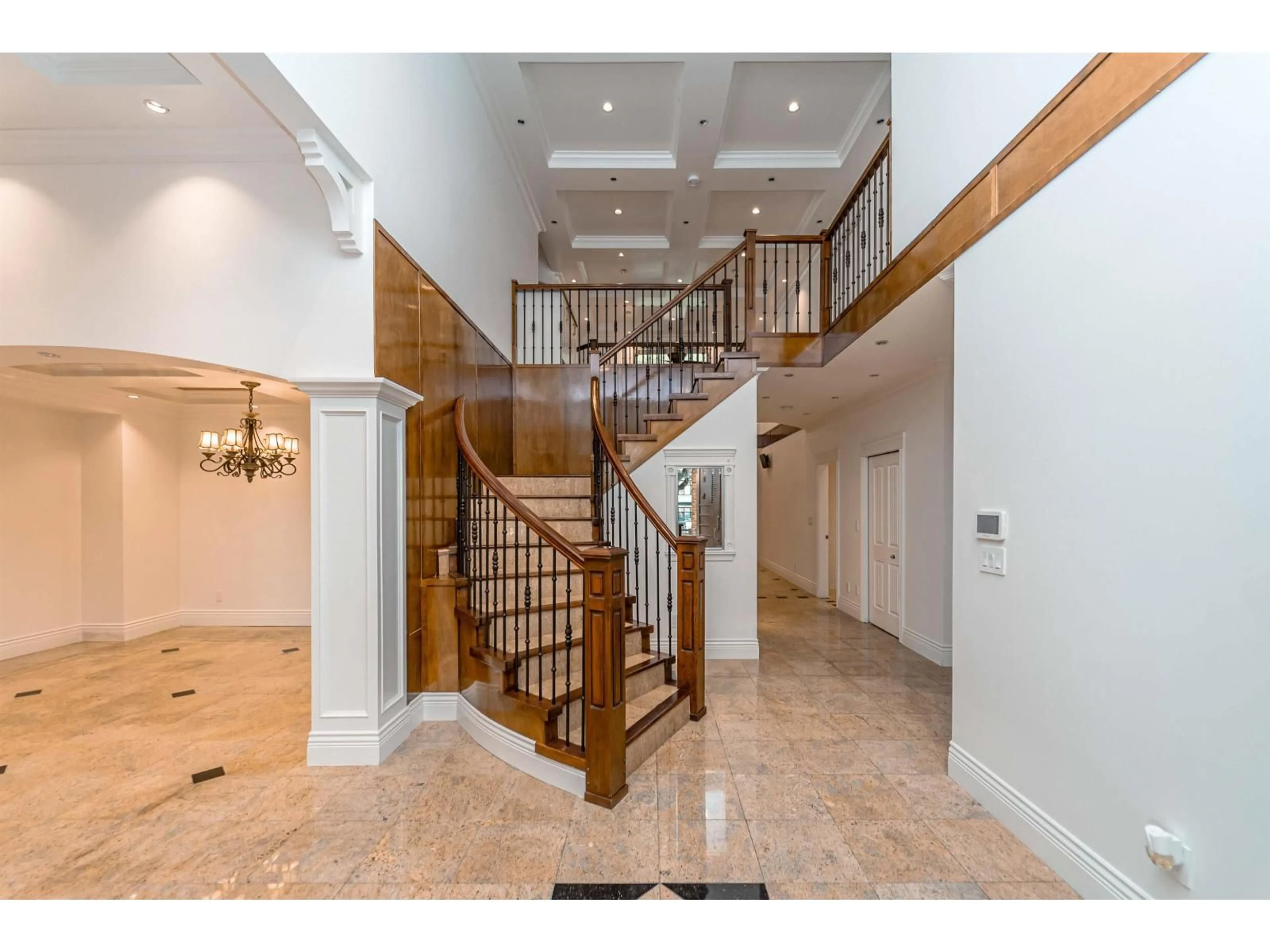 Indoor foyer for 6290 129A STREET, Surrey British Columbia V3X1R8