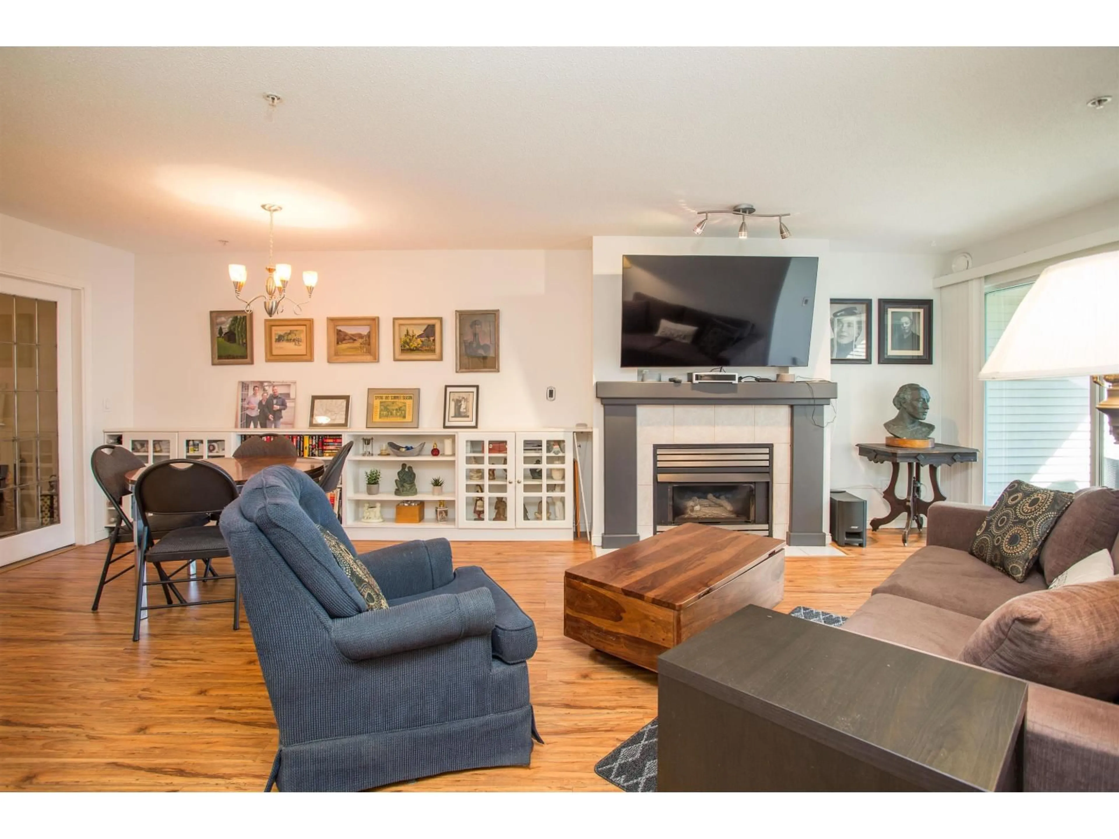 Living room with furniture, wood/laminate floor for 221 - 19528 FRASER HIGHWAY, Surrey British Columbia V3S8P4