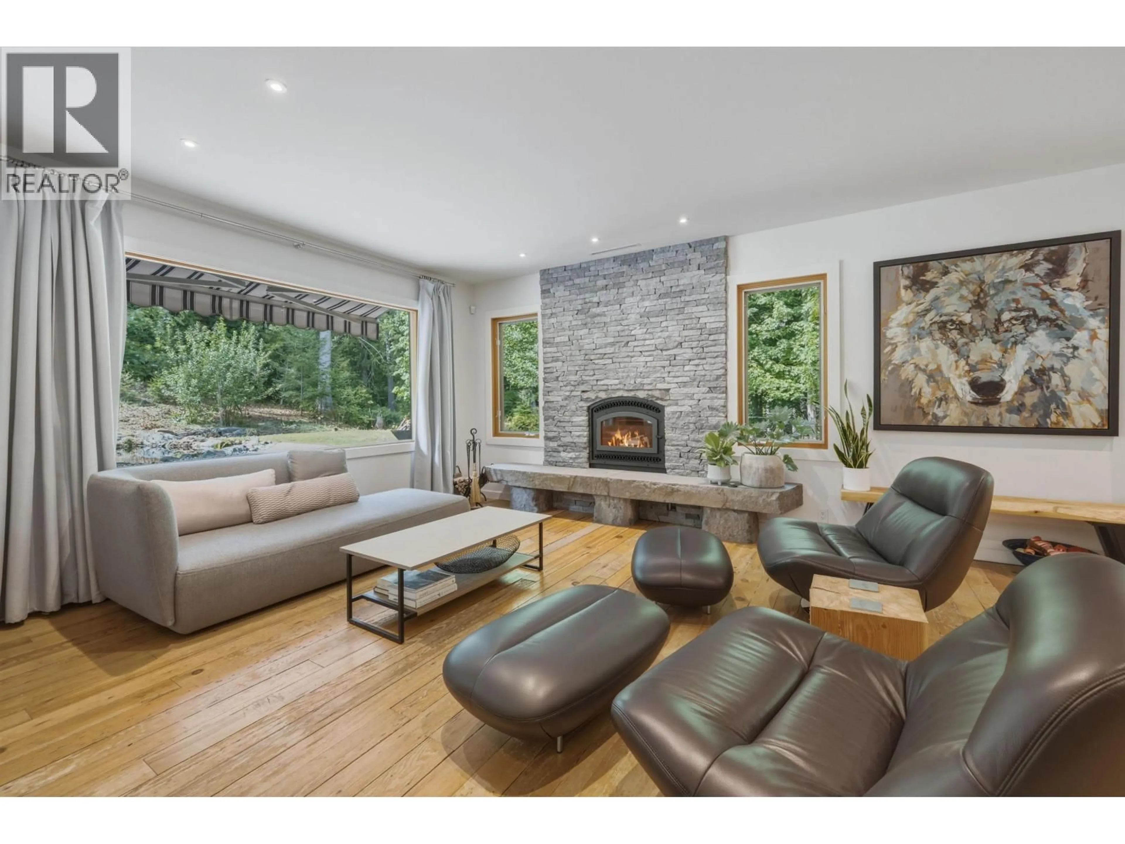 Living room with furniture, wood/laminate floor for 3 - WALKERVILLE ESTATES, Pemberton British Columbia V0N2L0