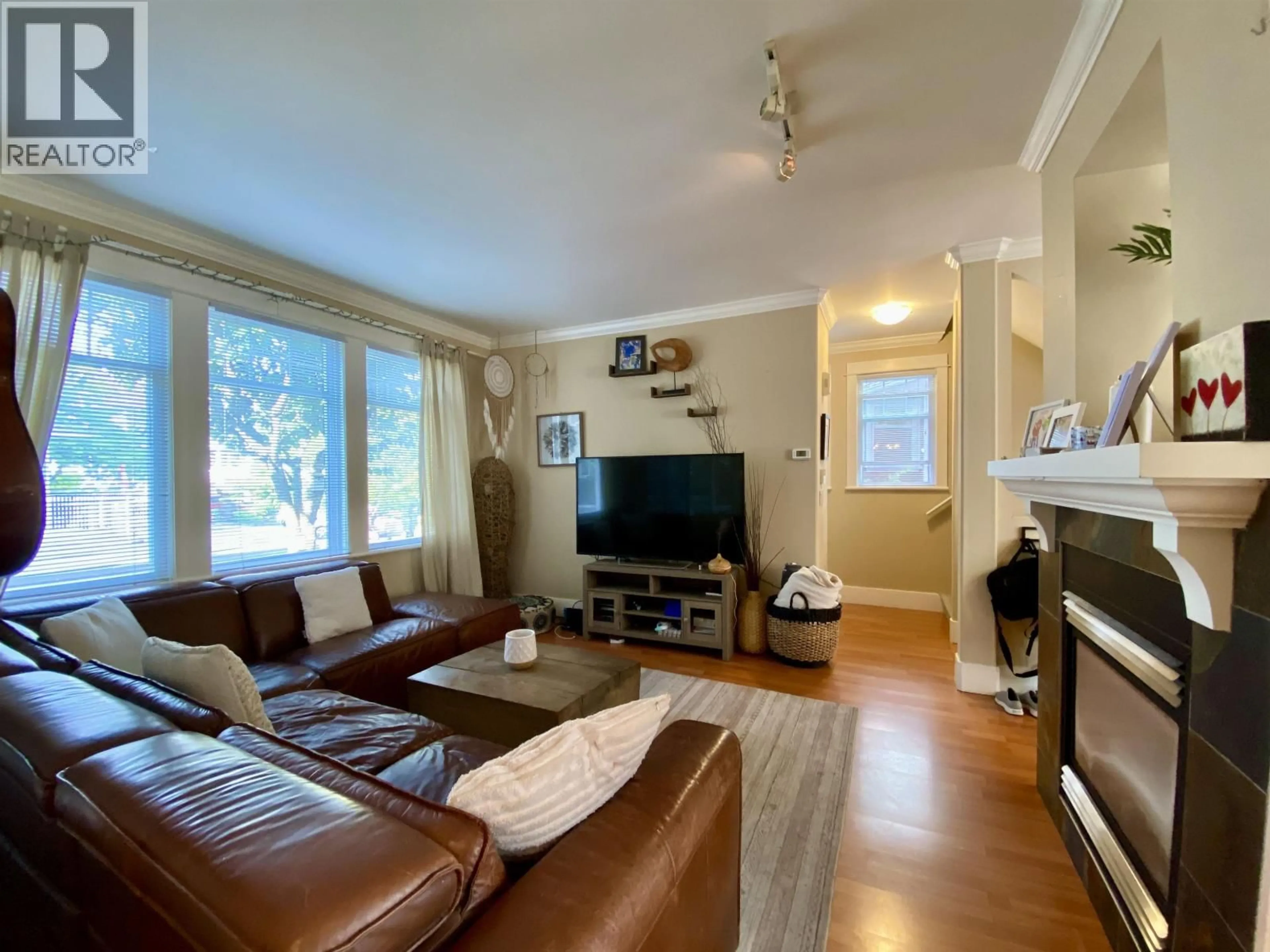 Living room with furniture, wood/laminate floor for 25 - 6431 PRINCESS LANE, Richmond British Columbia V7E6T3