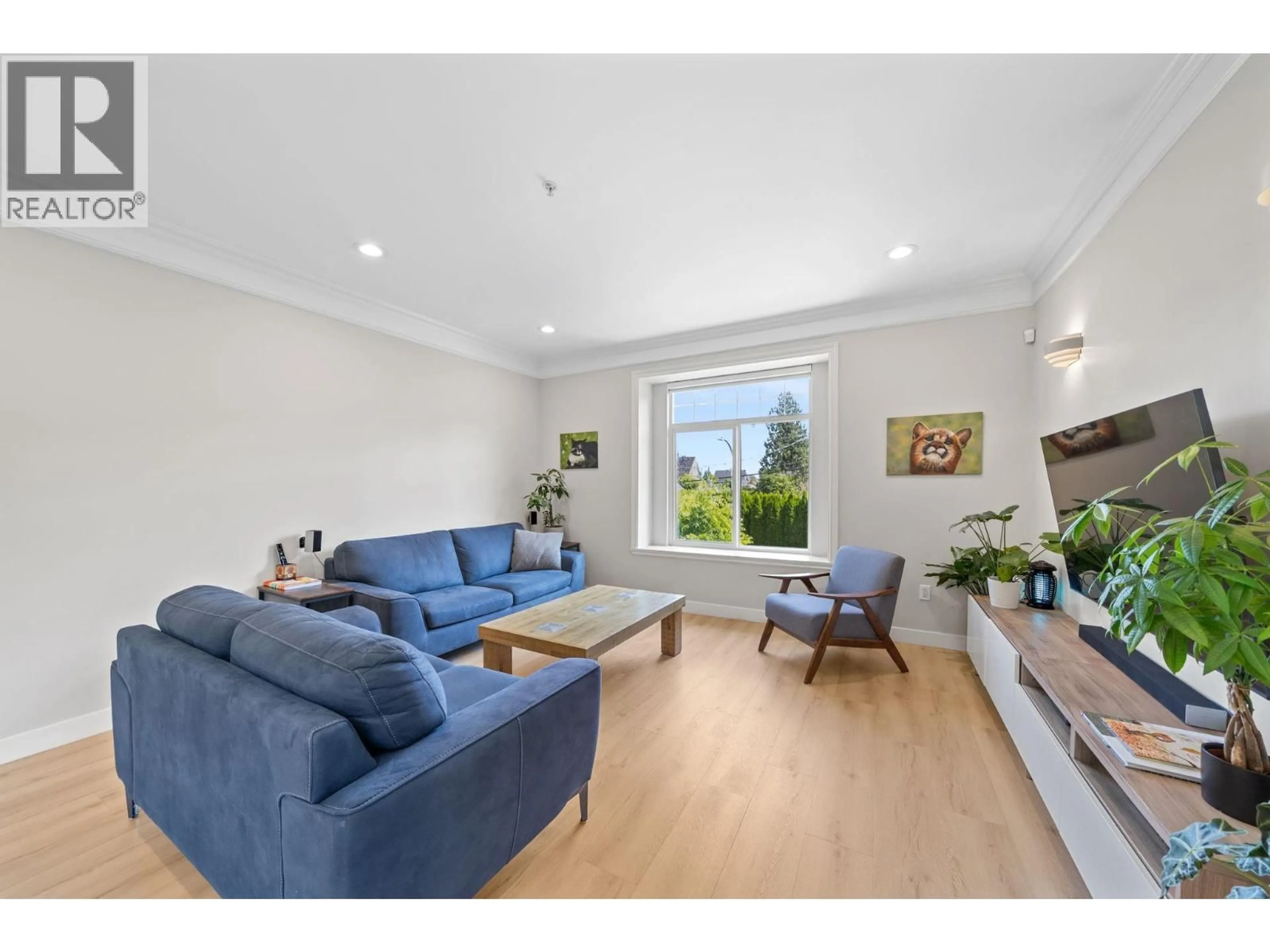 Living room with furniture, wood/laminate floor for 4273 QUEBEC STREET, Vancouver British Columbia V5V3L1