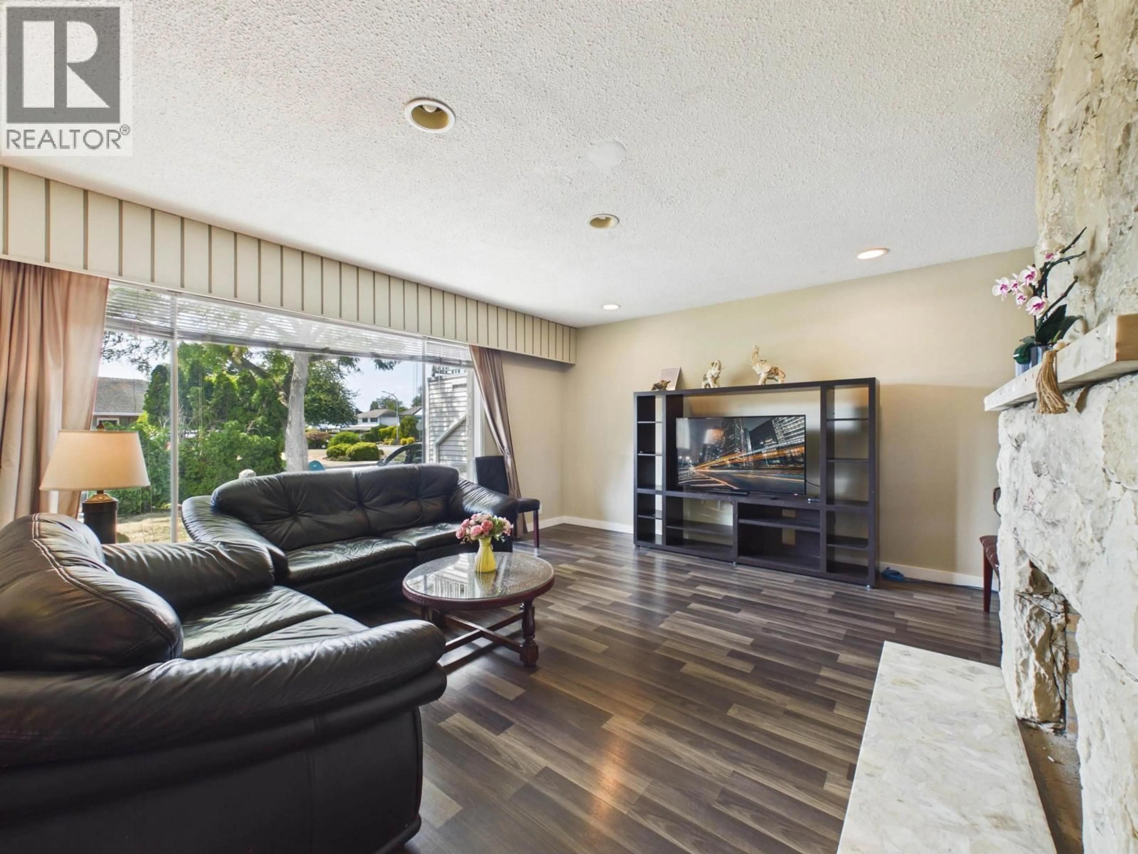 Living room with furniture, wood/laminate floor for 11760 SEALORD ROAD, Richmond British Columbia V7A3L4