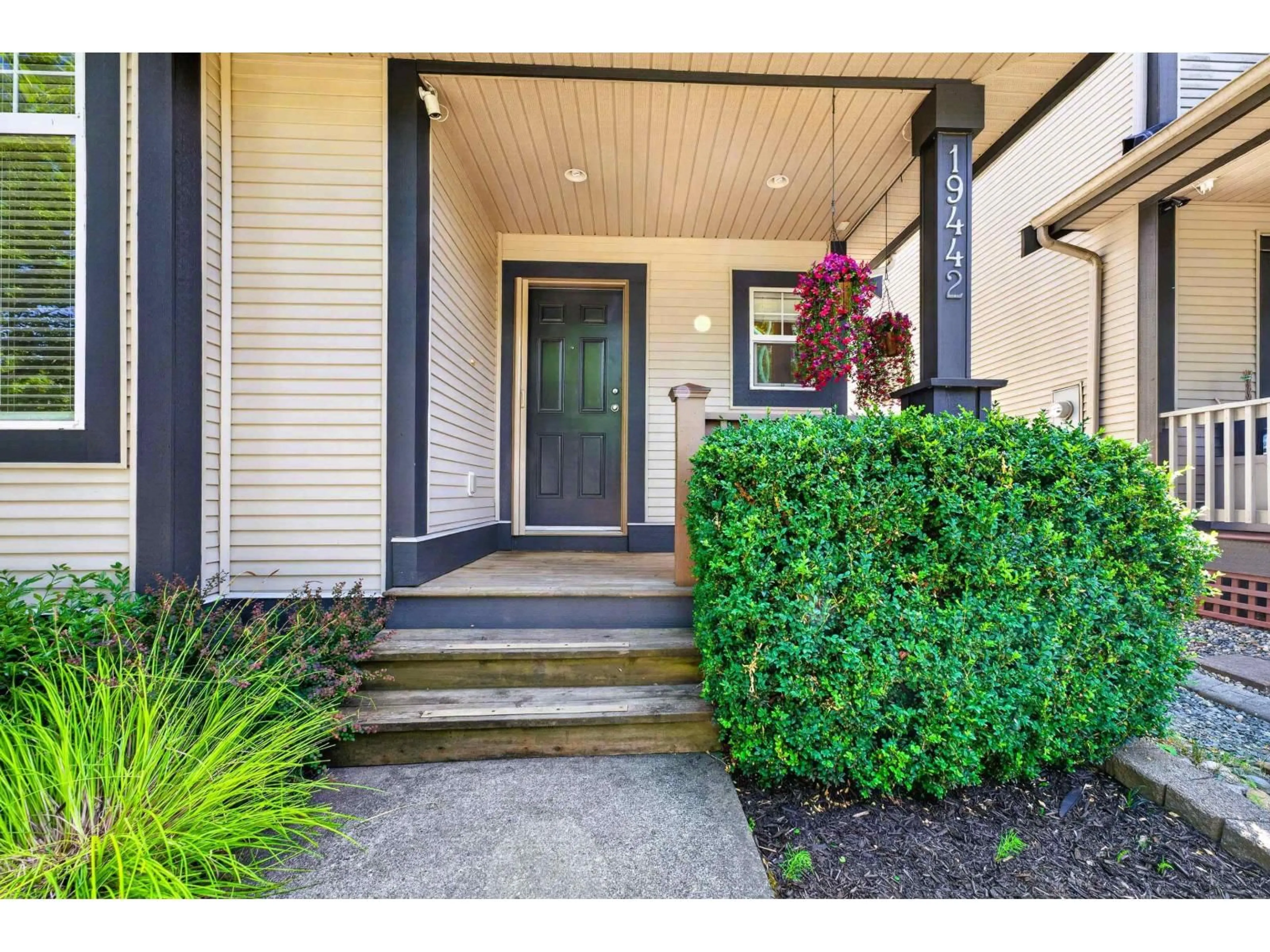 Indoor entryway for 19442 67A AVENUE, Surrey British Columbia V4N5T4