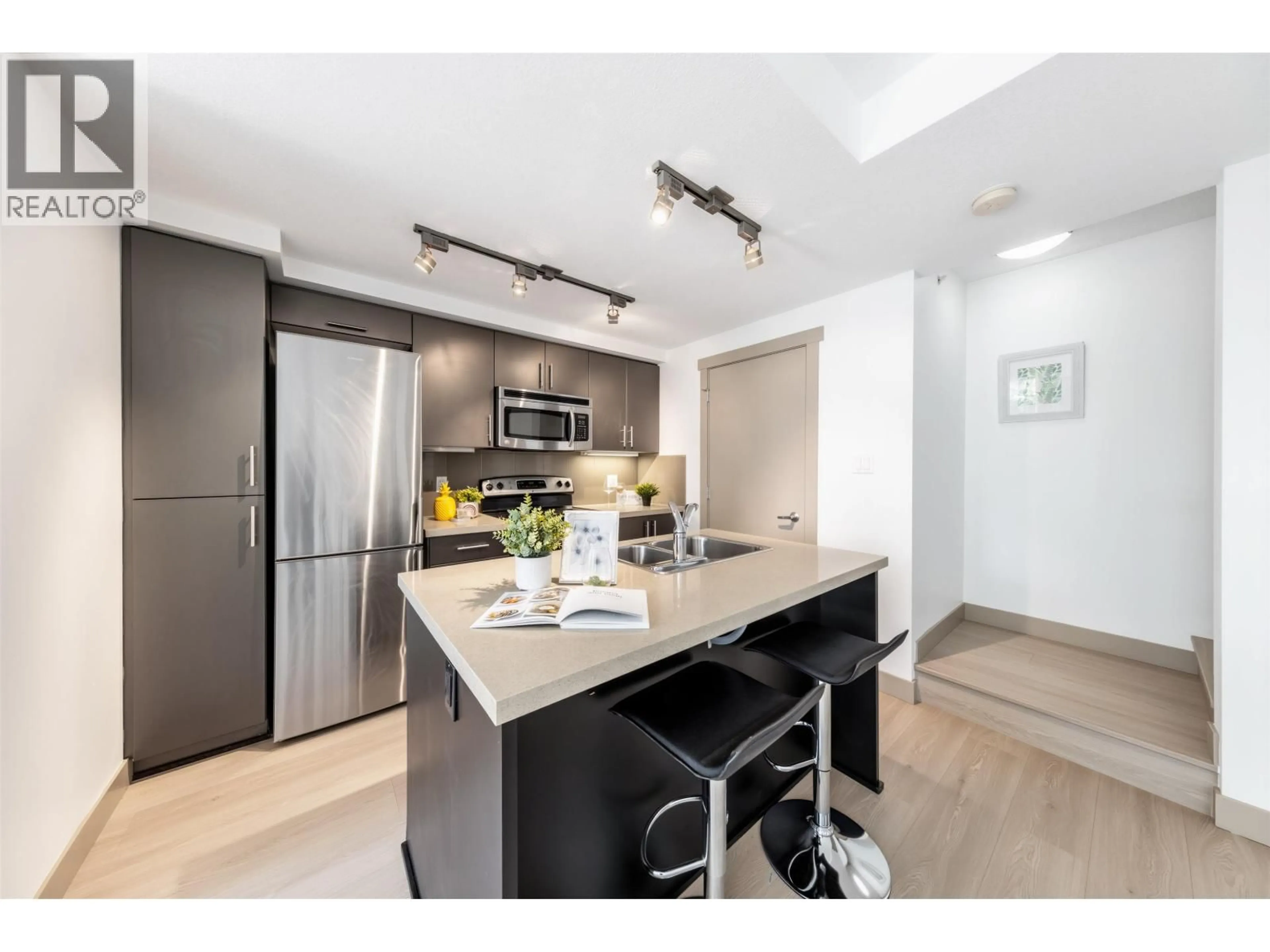 Open concept kitchen, unknown for 110 - 9009 CORNERSTONE MEWS, Burnaby British Columbia V5A0B9