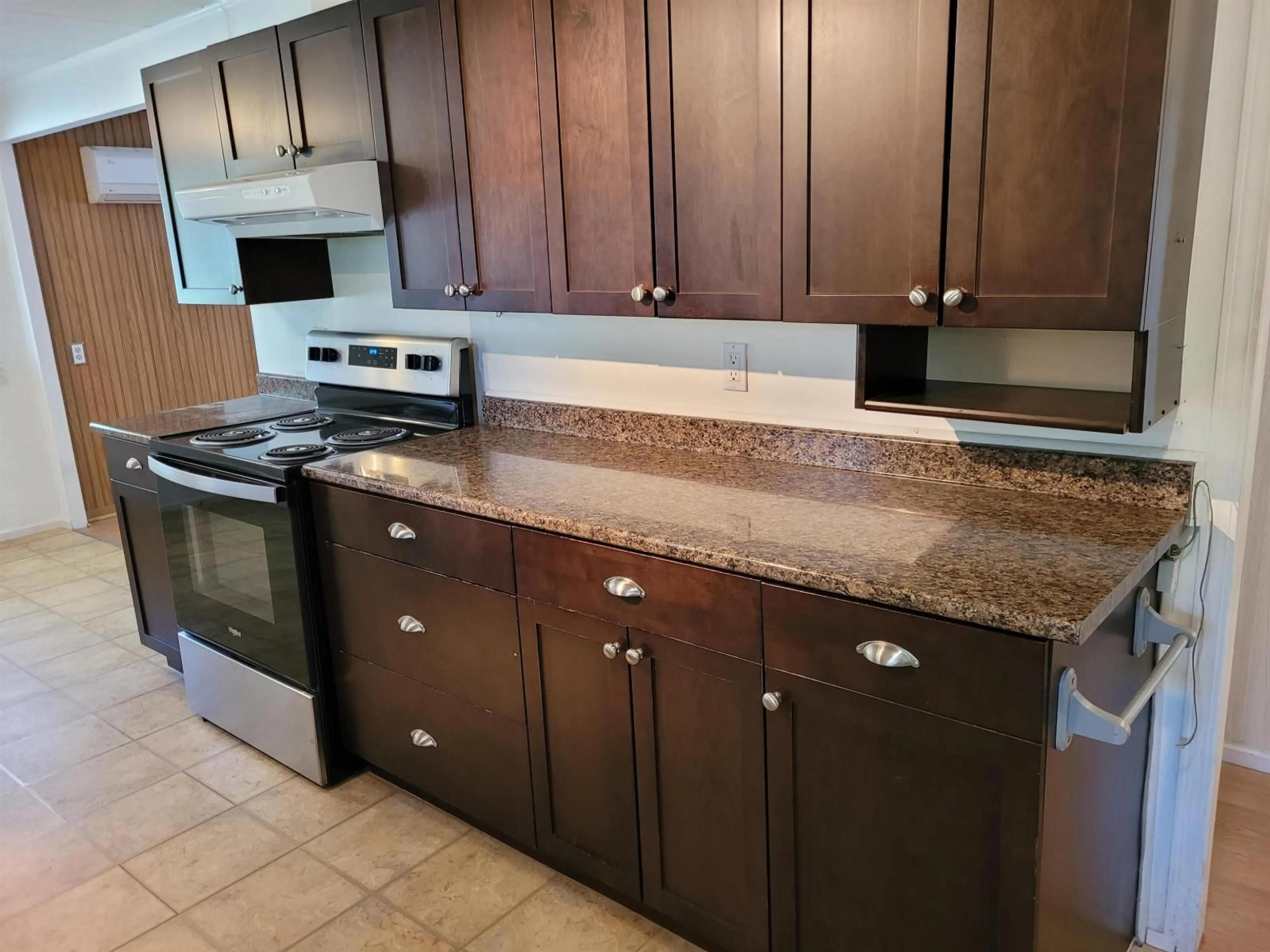 Standard kitchen, ceramic/tile floor for 1 - 31313 LIVINGSTONE AVENUE, Abbotsford British Columbia V2S3M7