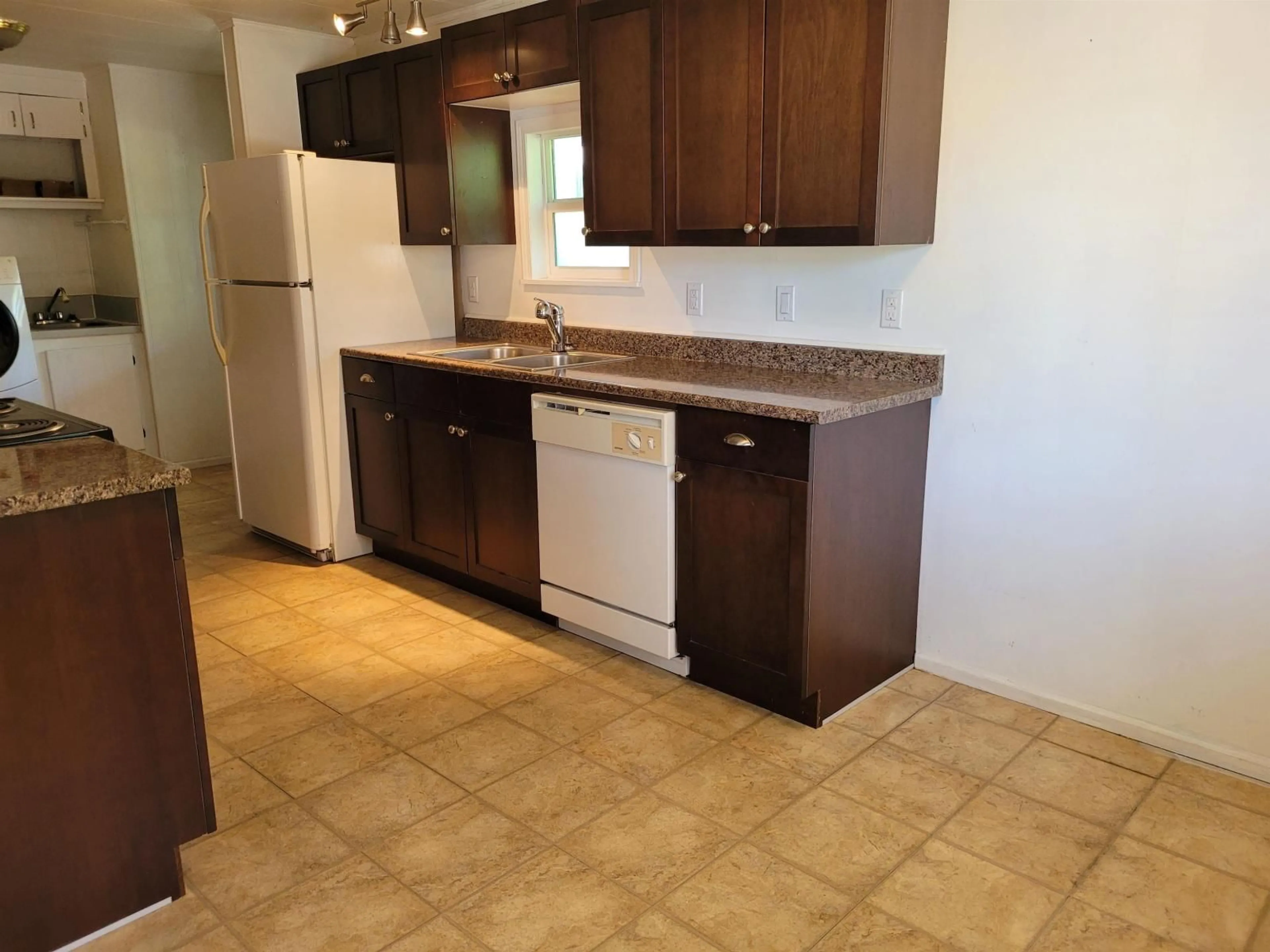 Standard kitchen, ceramic/tile floor for 1 - 31313 LIVINGSTONE AVENUE, Abbotsford British Columbia V2S3M7