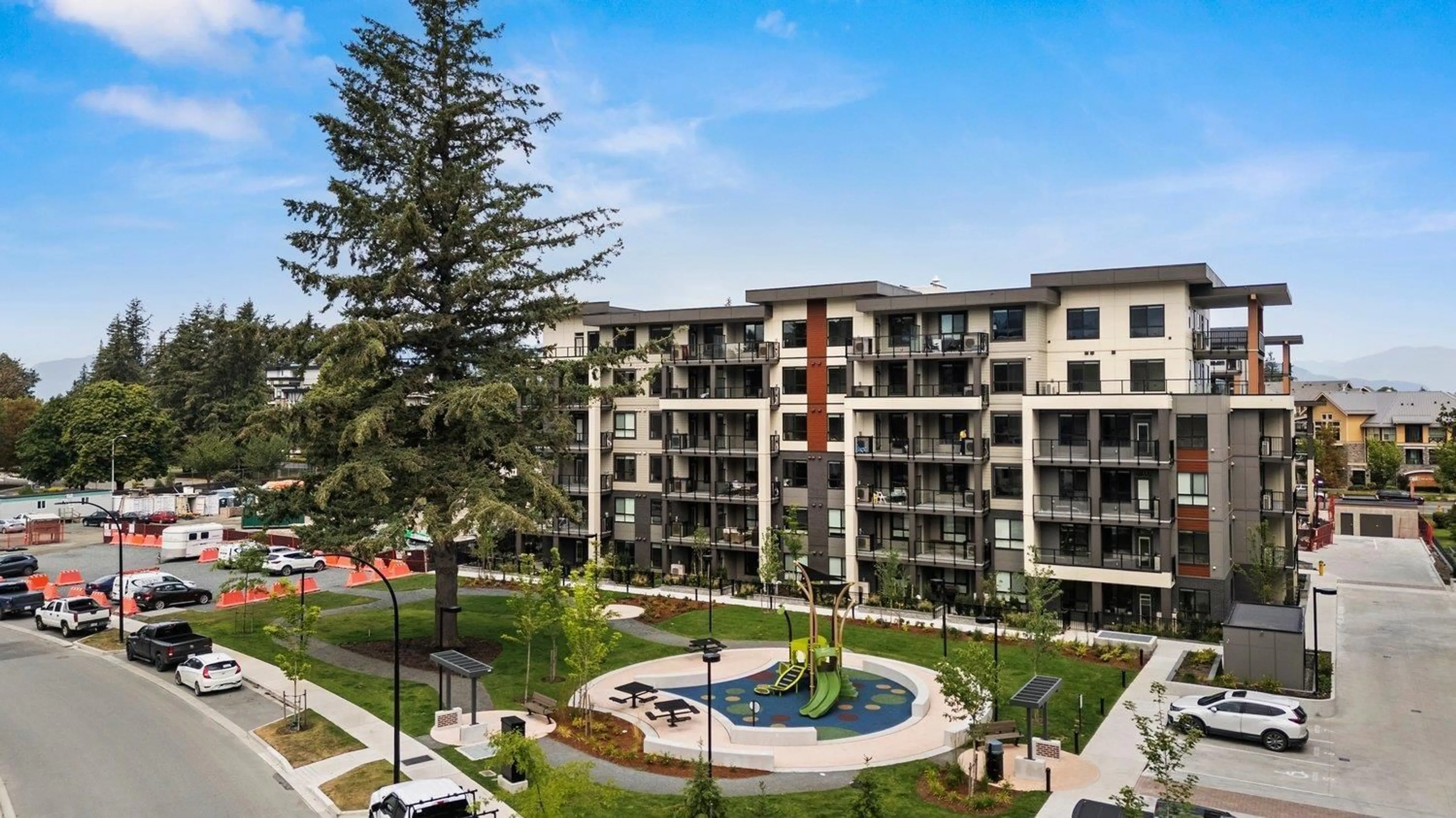 A pic from outside/outdoor area/front of a property/back of a property/a pic from drone, unknown for 411 - 45505 CAMPUS DRIVE, Chilliwack British Columbia V2R6L2
