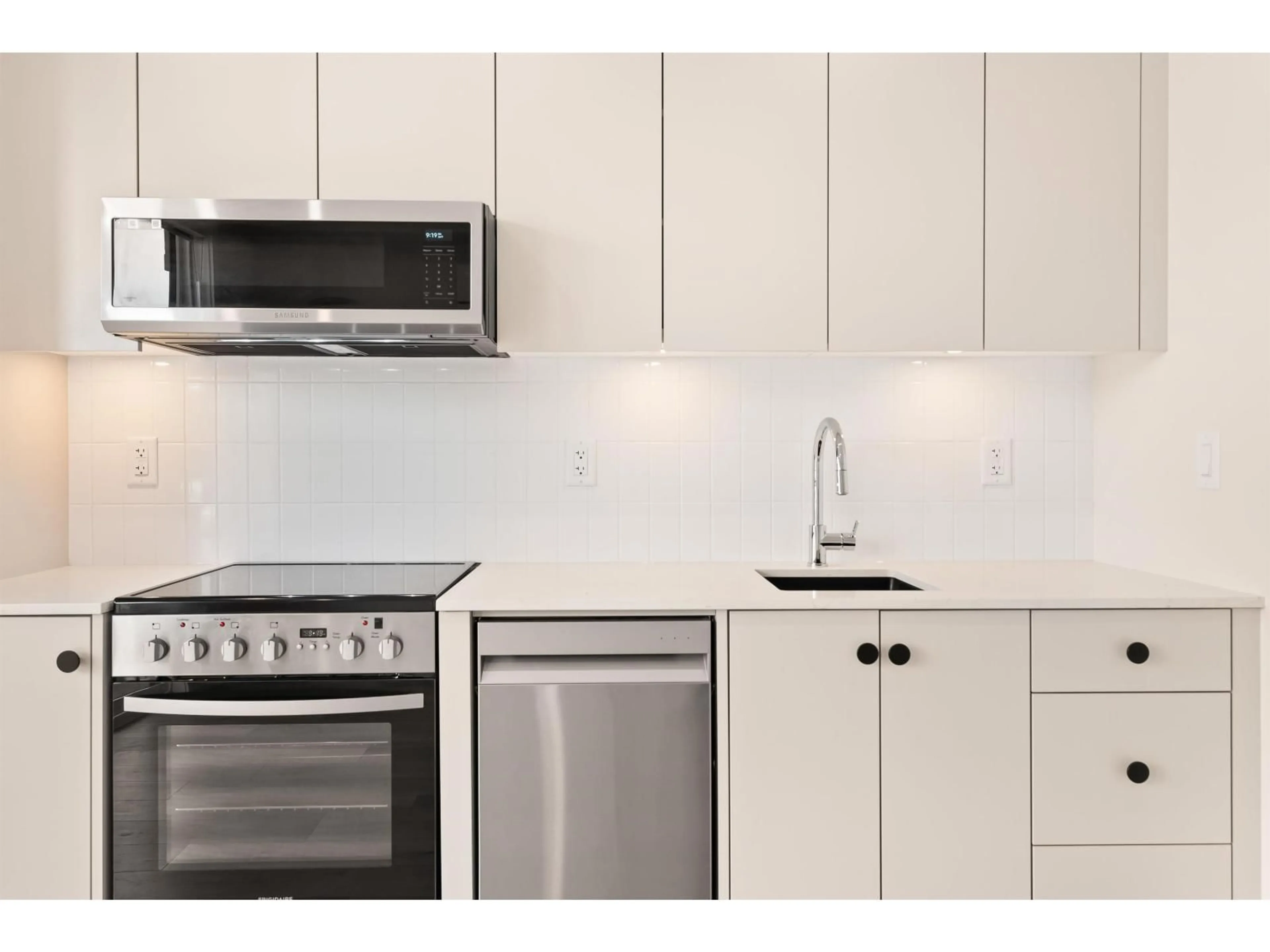 Standard kitchen, unknown for 411 - 45505 CAMPUS DRIVE, Chilliwack British Columbia V2R6L2