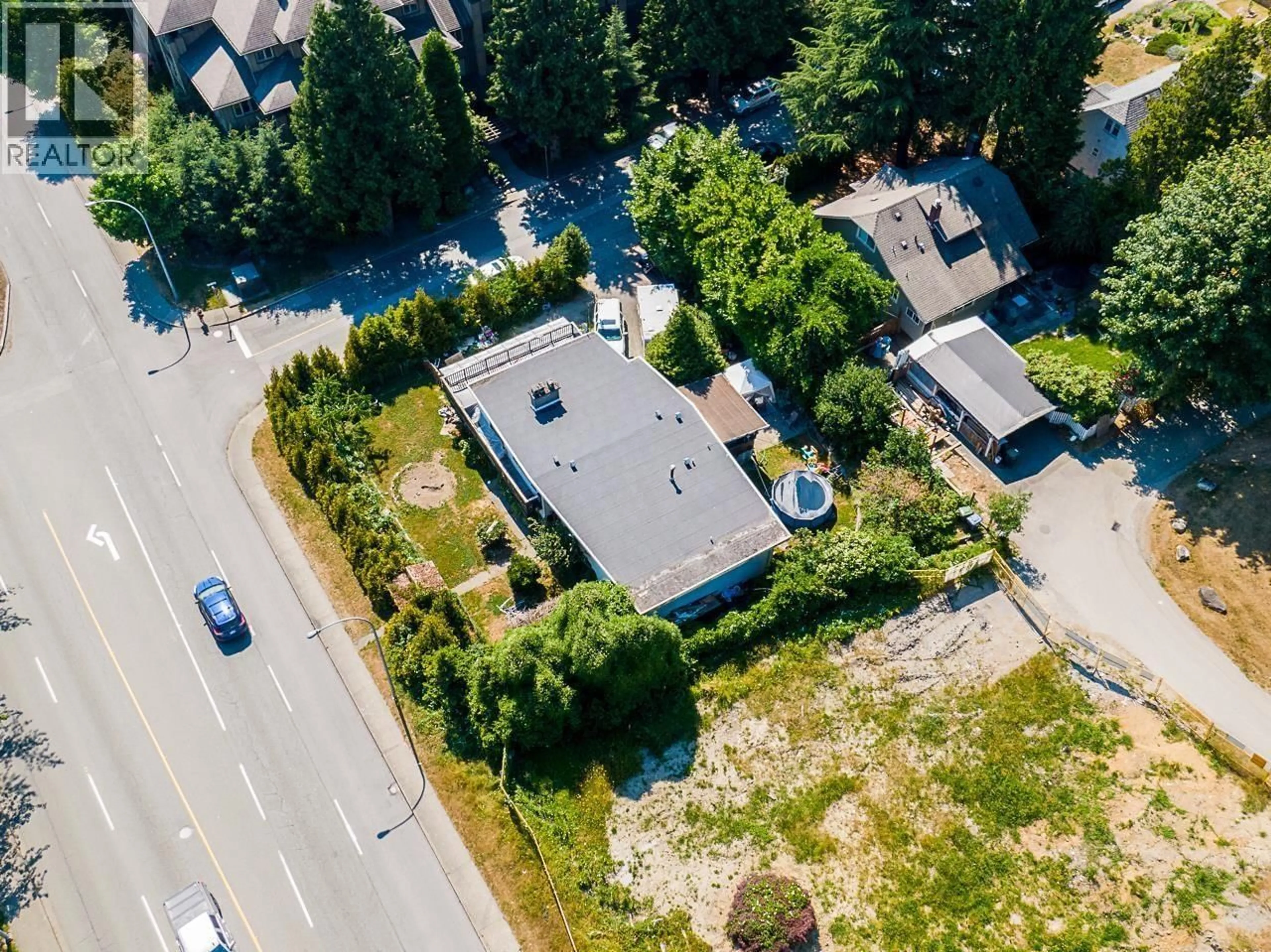 A pic from outside/outdoor area/front of a property/back of a property/a pic from drone, street for 39 E EIGHTH AVENUE, New Westminster British Columbia V3L4J4