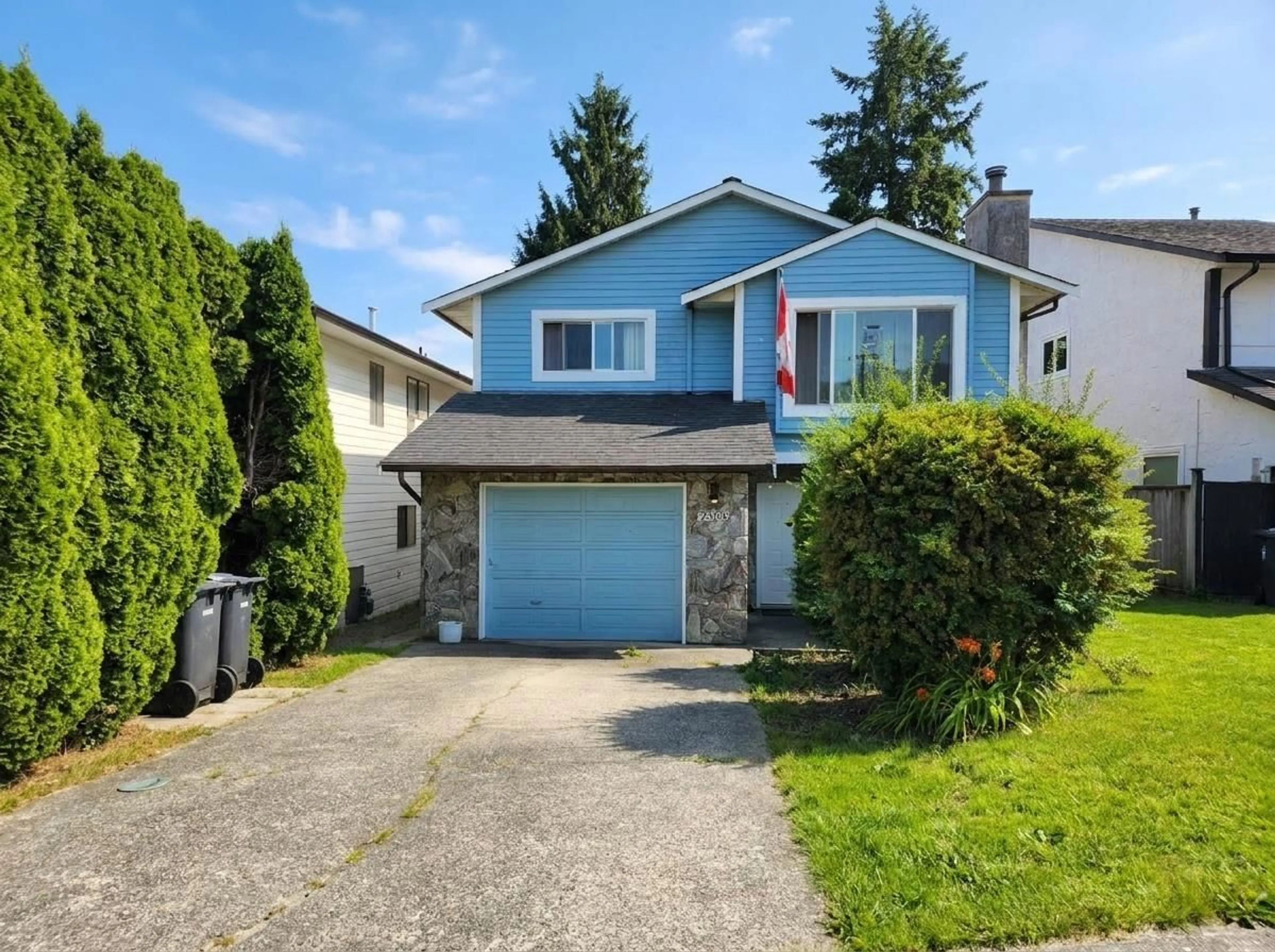 Home with vinyl exterior material, street for 2506 WILDING CRESCENT, Langley British Columbia V2Y1B5