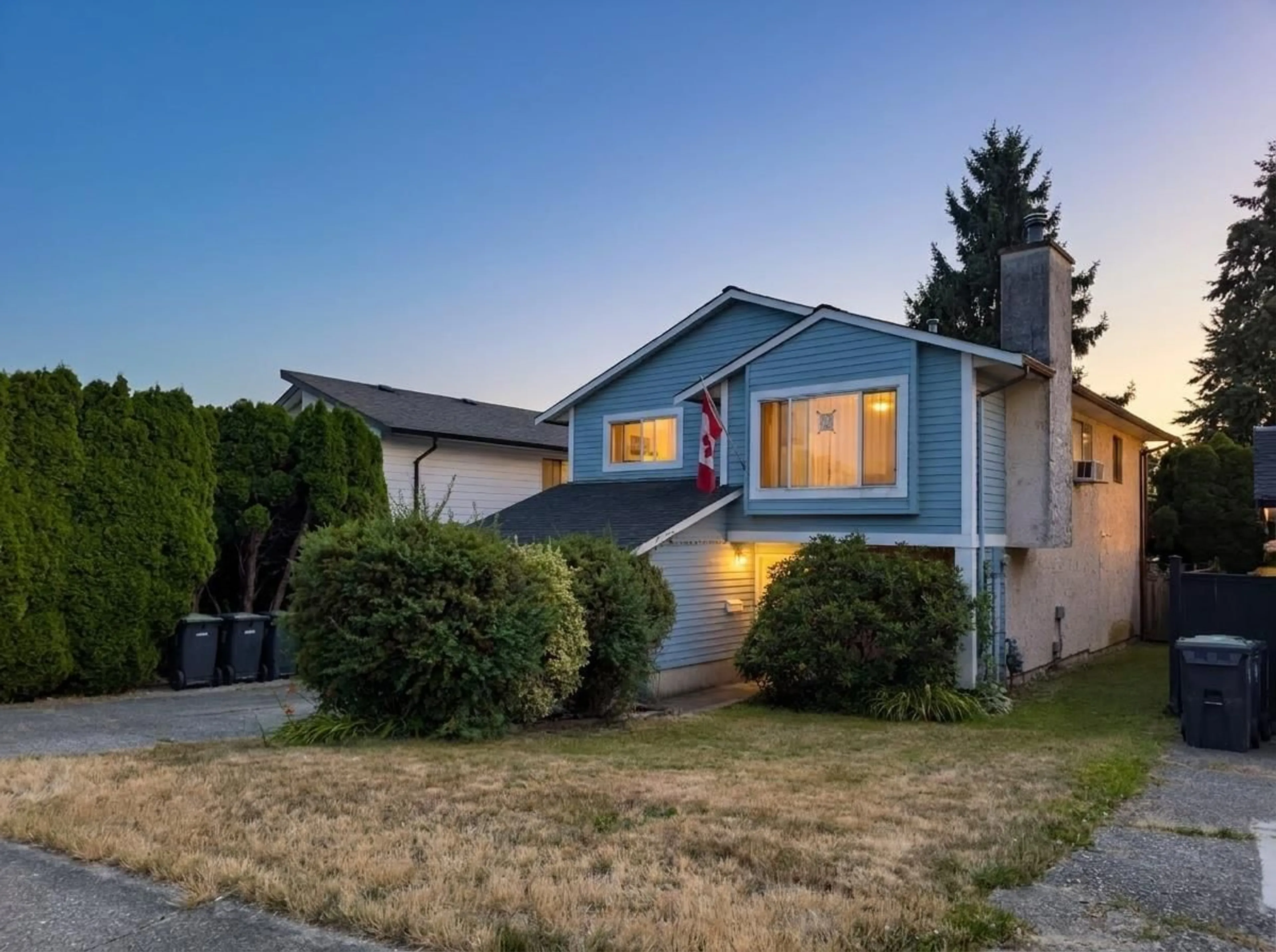 Home with vinyl exterior material, street for 2506 WILDING CRESCENT, Langley British Columbia V2Y1B5