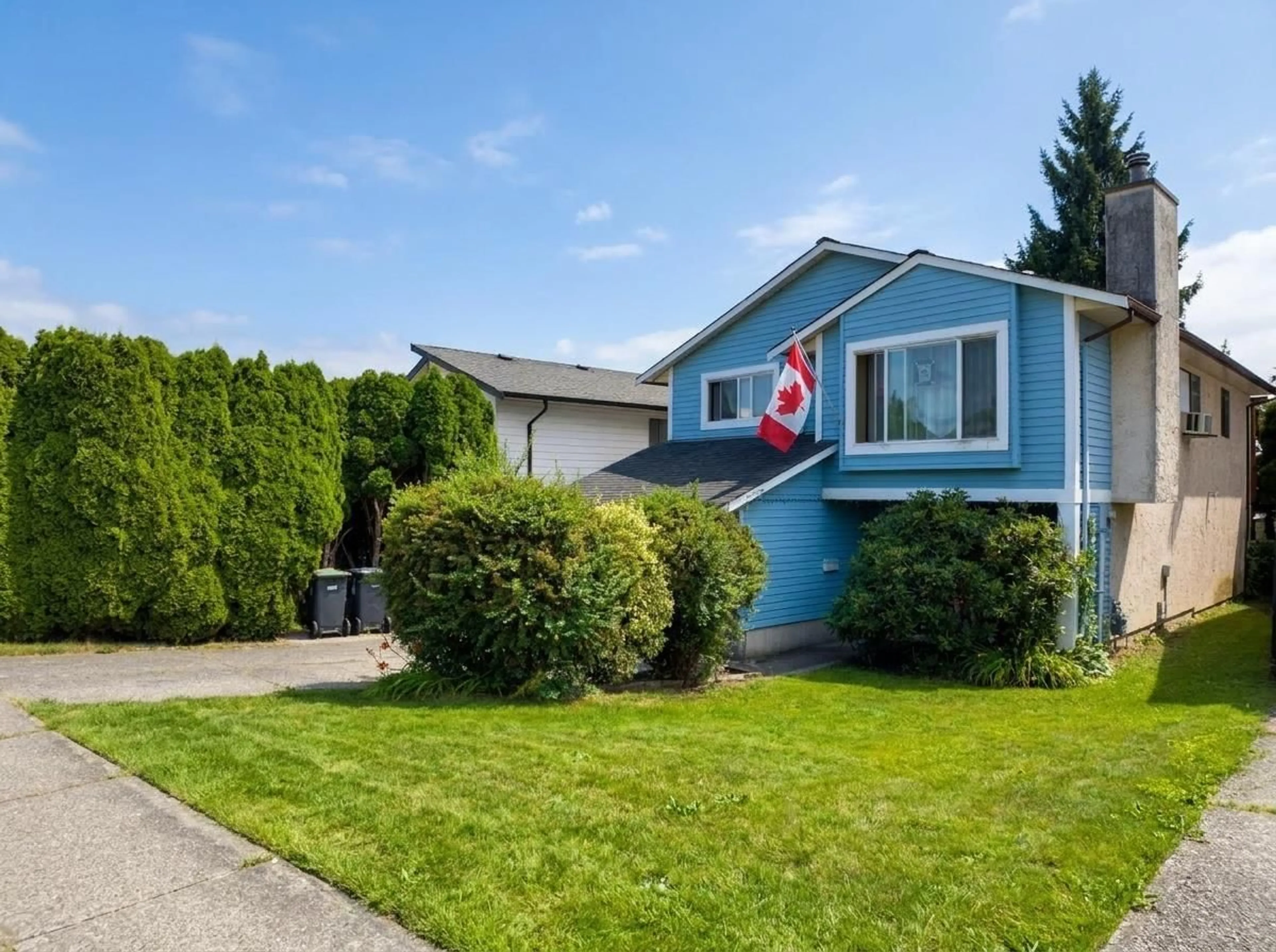 Home with vinyl exterior material, street for 2506 WILDING CRESCENT, Langley British Columbia V2Y1B5