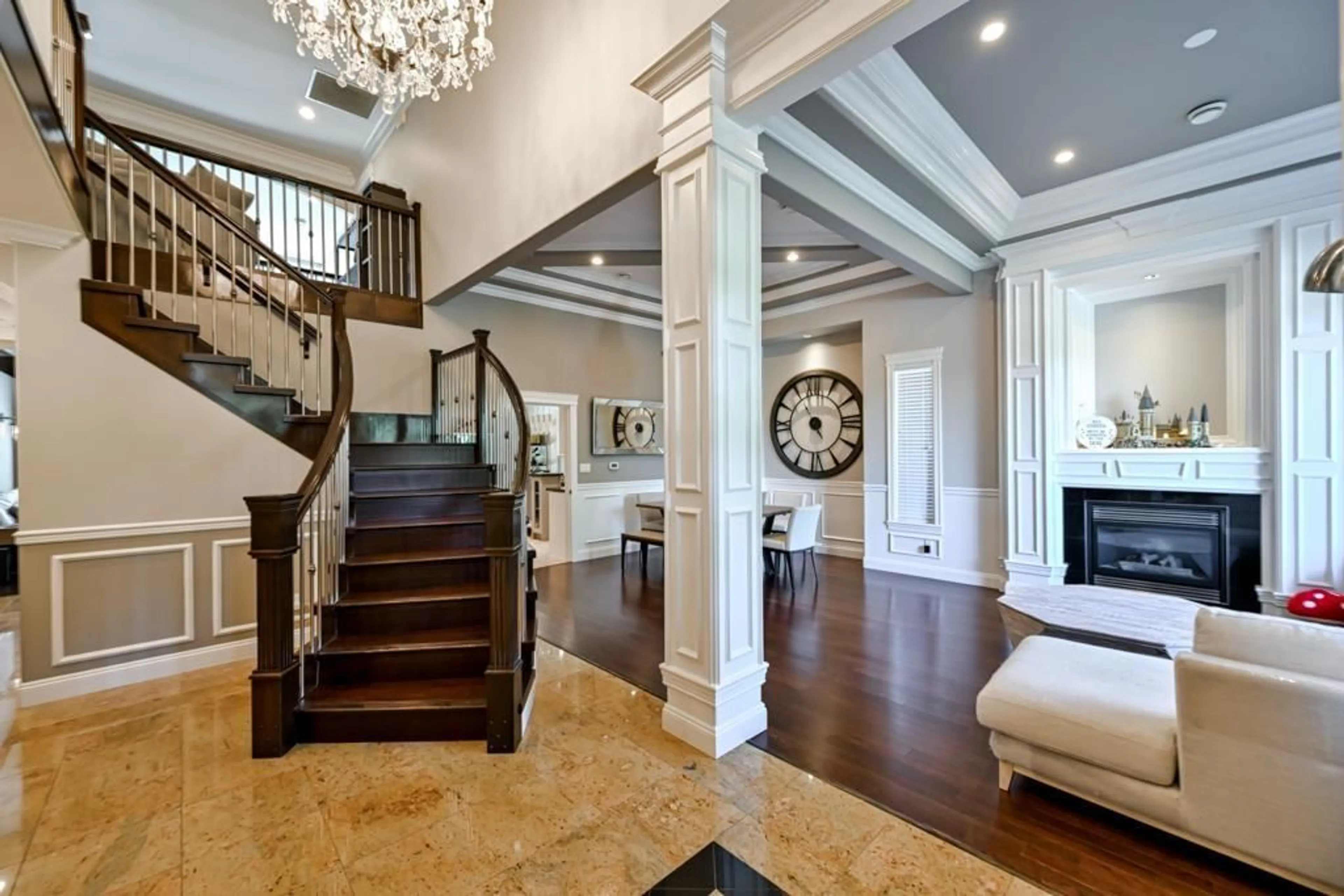 Indoor foyer for 15460 111 AVENUE, Surrey British Columbia V3R0W6