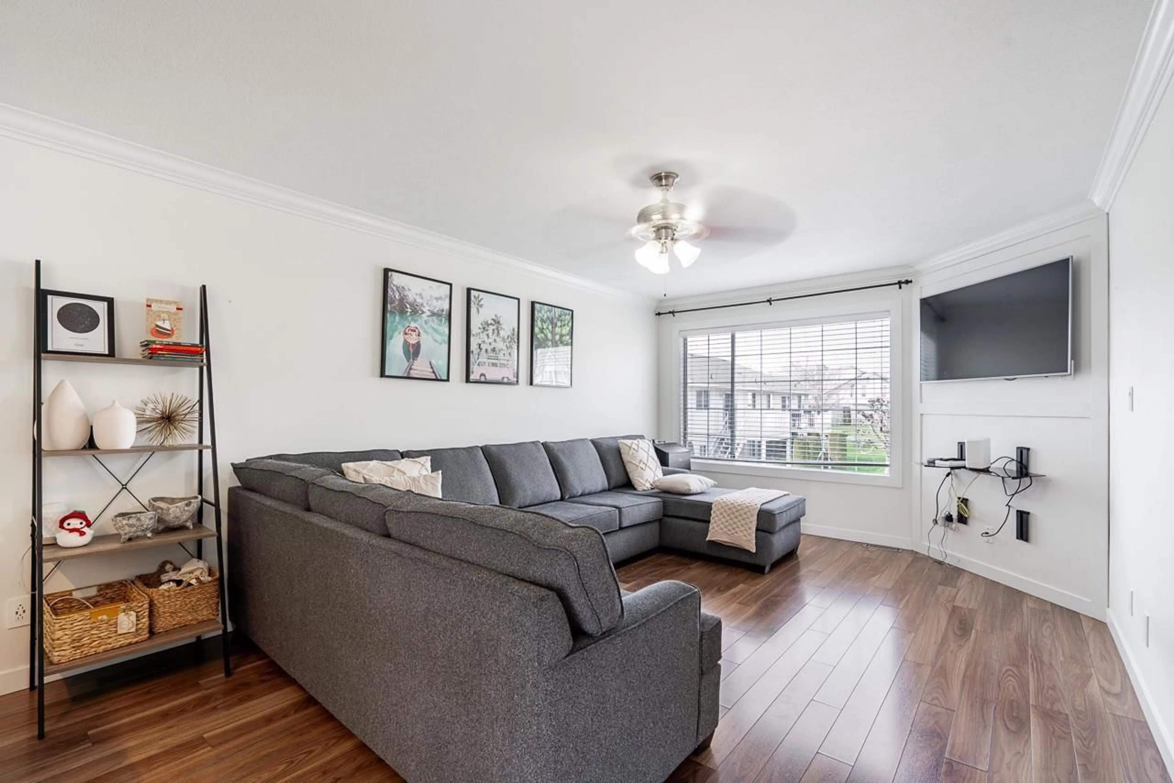 Living room with furniture, wood/laminate floor for 11 - 31255 UPPER MACLURE ROAD, Abbotsford British Columbia V2T5N4