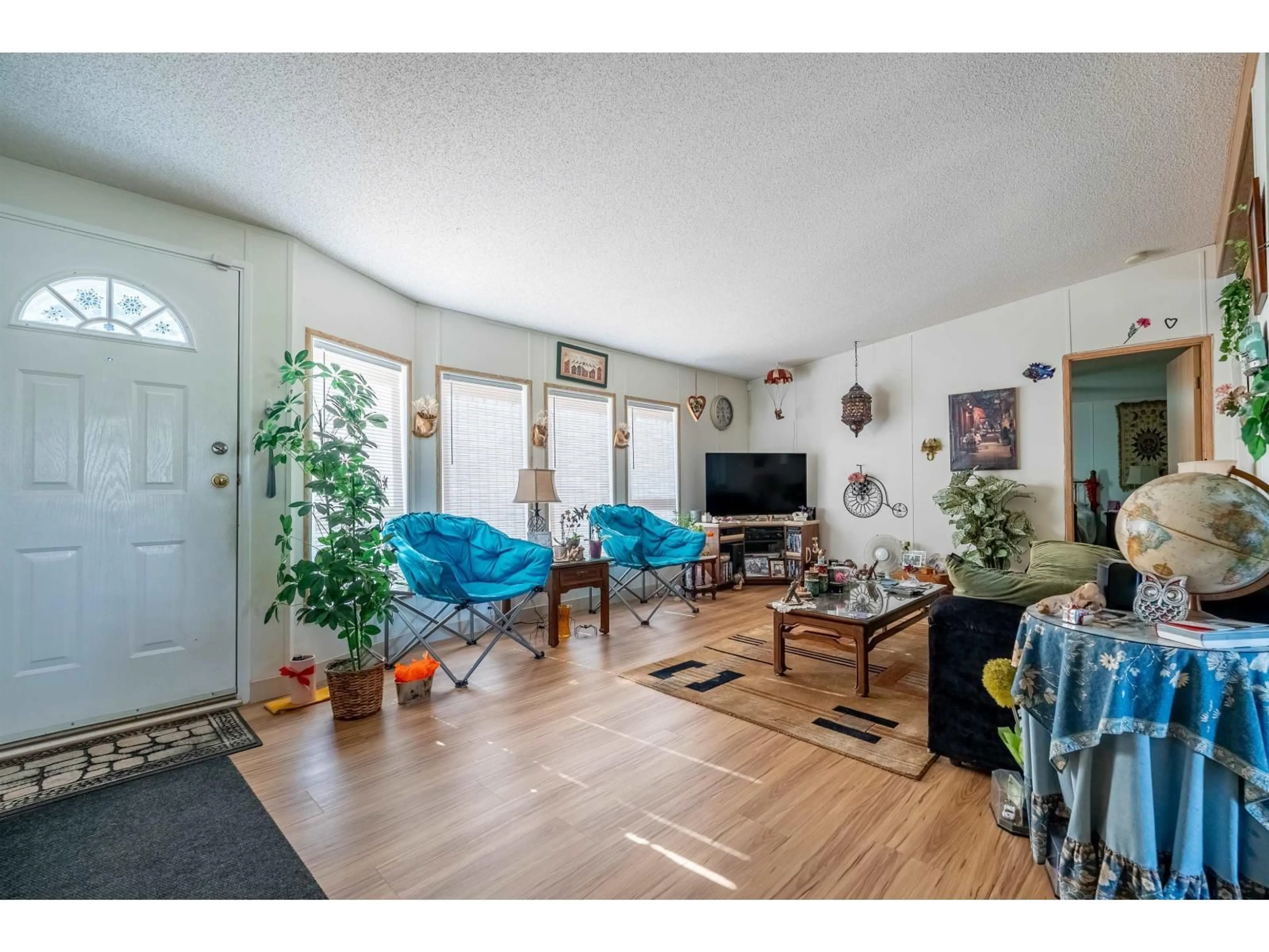 Living room with furniture, wood/laminate floor for 5316 216 STREET, Langley British Columbia V2Y1Y2