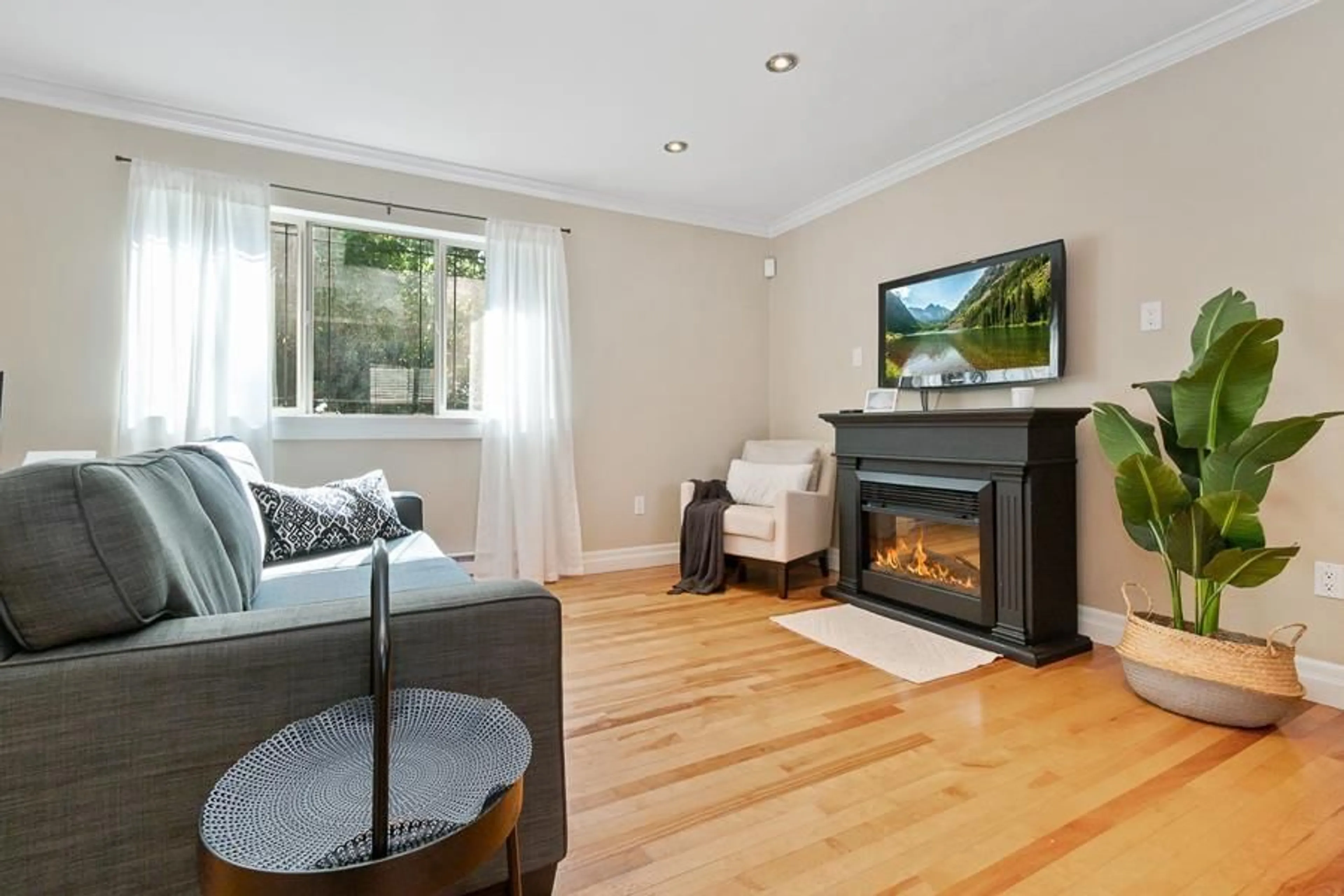 Living room with furniture, wood/laminate floor for 26 - 5851 COWICHAN STREET, Chilliwack British Columbia V2R0J7