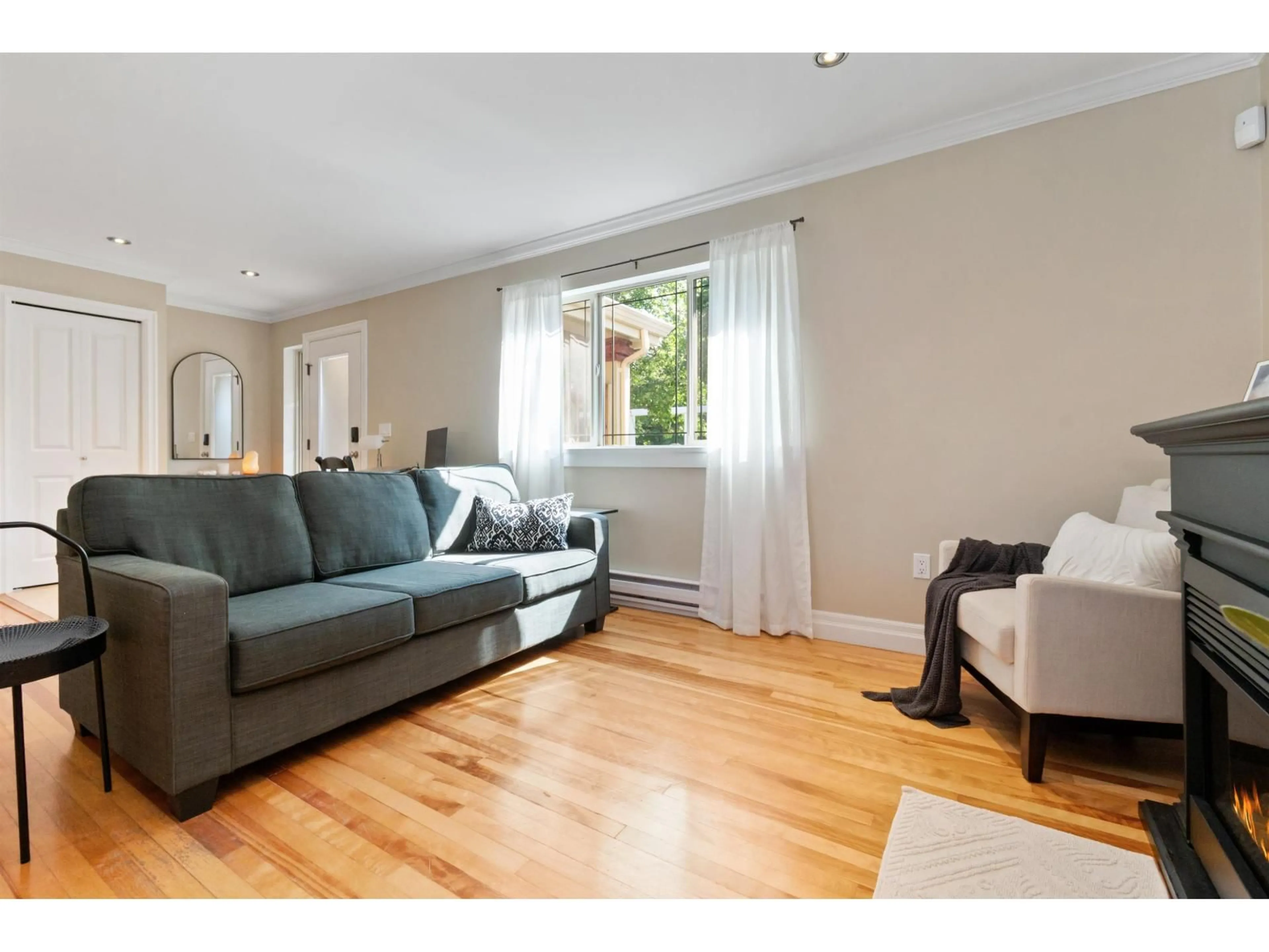 Living room with furniture, wood/laminate floor for 26 - 5851 COWICHAN STREET, Chilliwack British Columbia V2R0J7