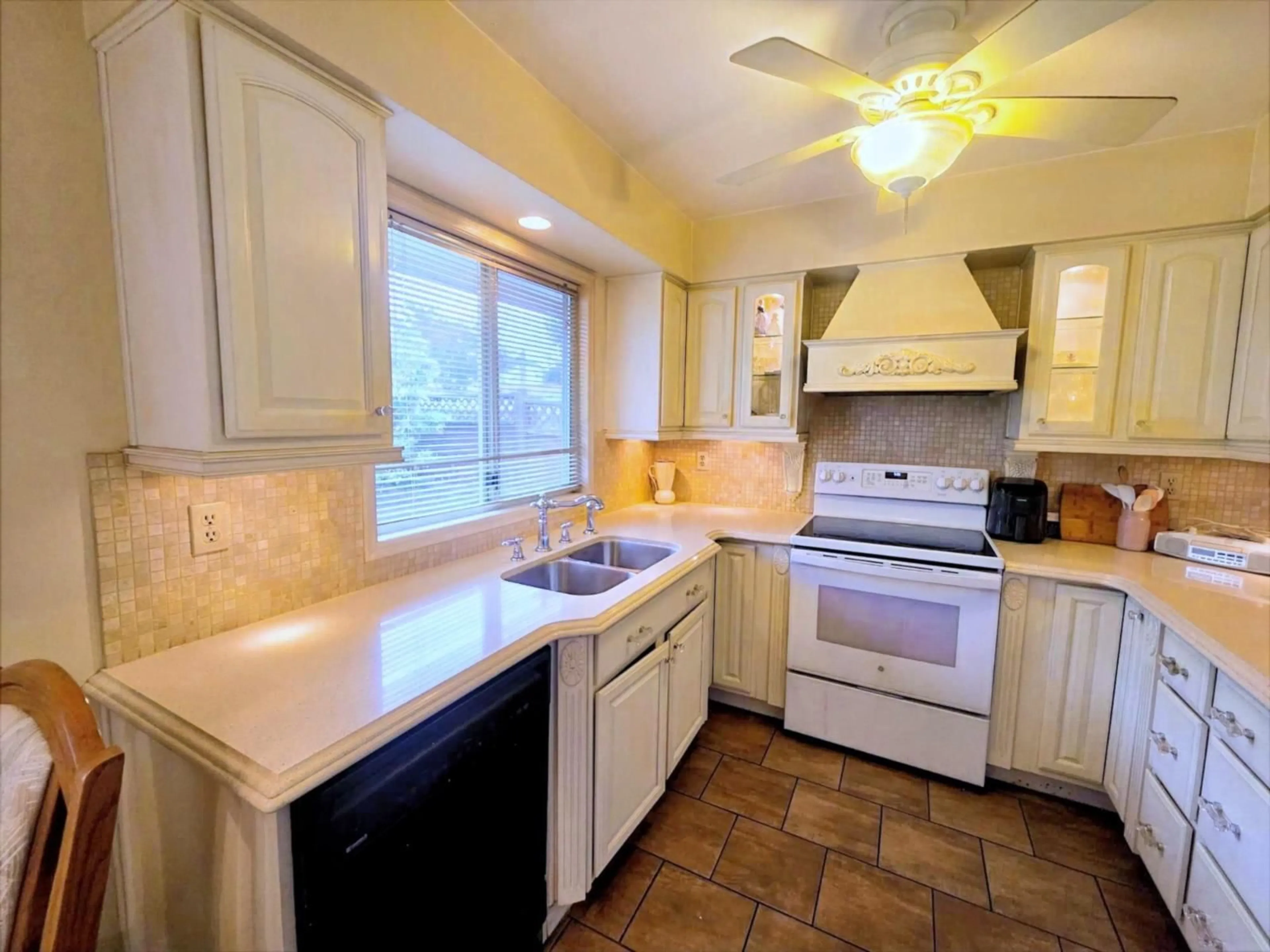 Standard kitchen, ceramic/tile floor for 3452 CLEARBROOK ROAD, Abbotsford British Columbia V2T5C1