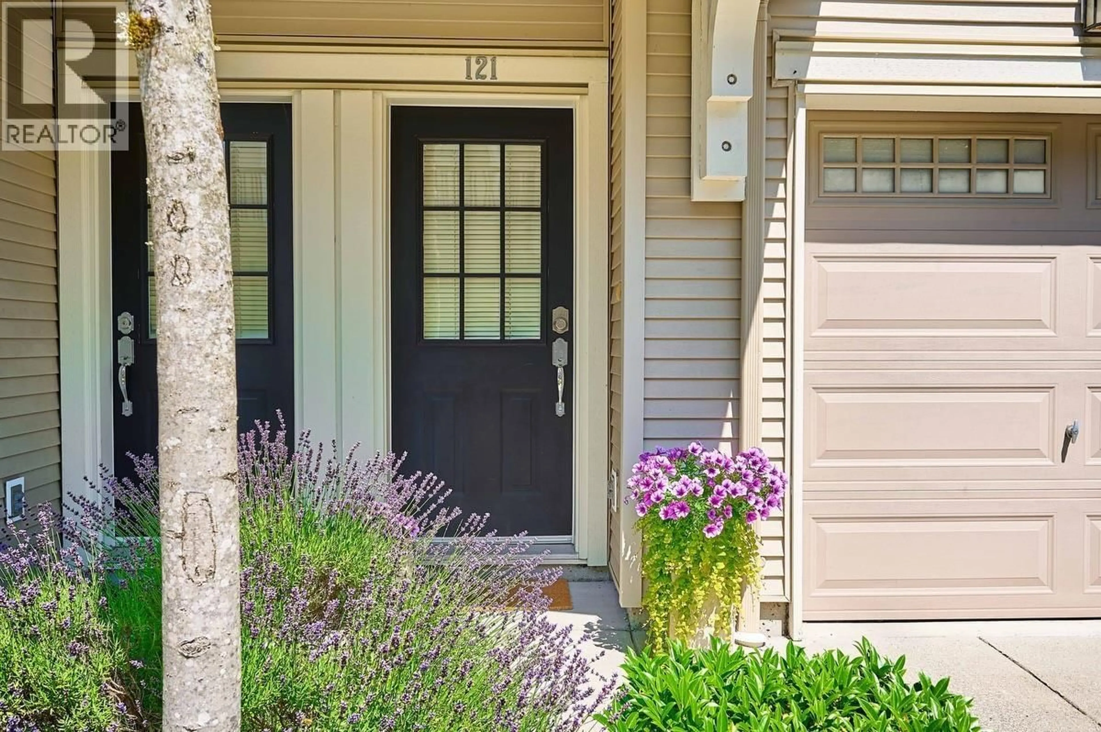 Indoor entryway for 121 - 3105 DAYANEE SPRINGS BOULEVARD, Coquitlam British Columbia V3E0C2