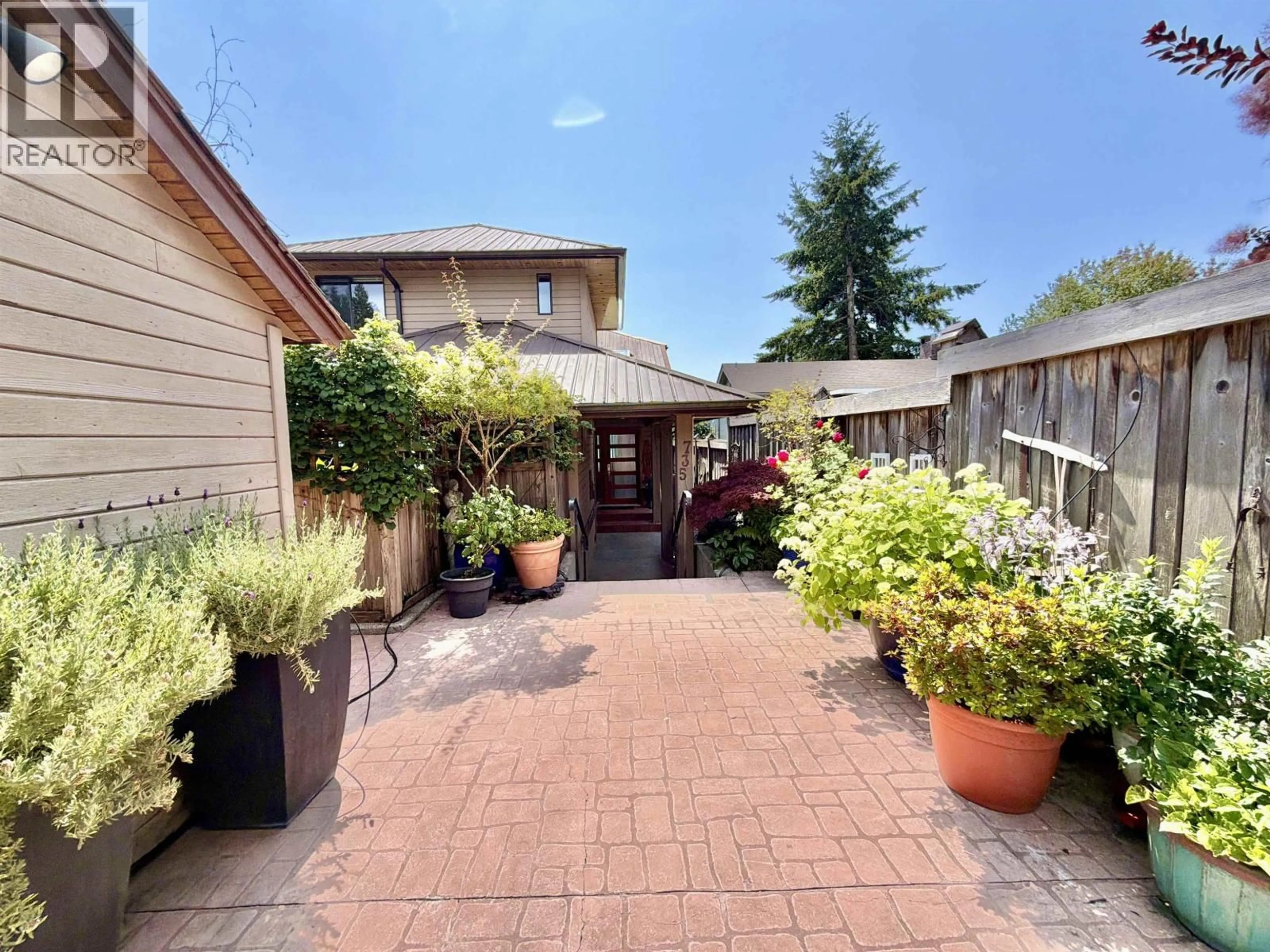 Patio, street for 735 FRANKLIN ROAD, Gibsons British Columbia V0N1V8