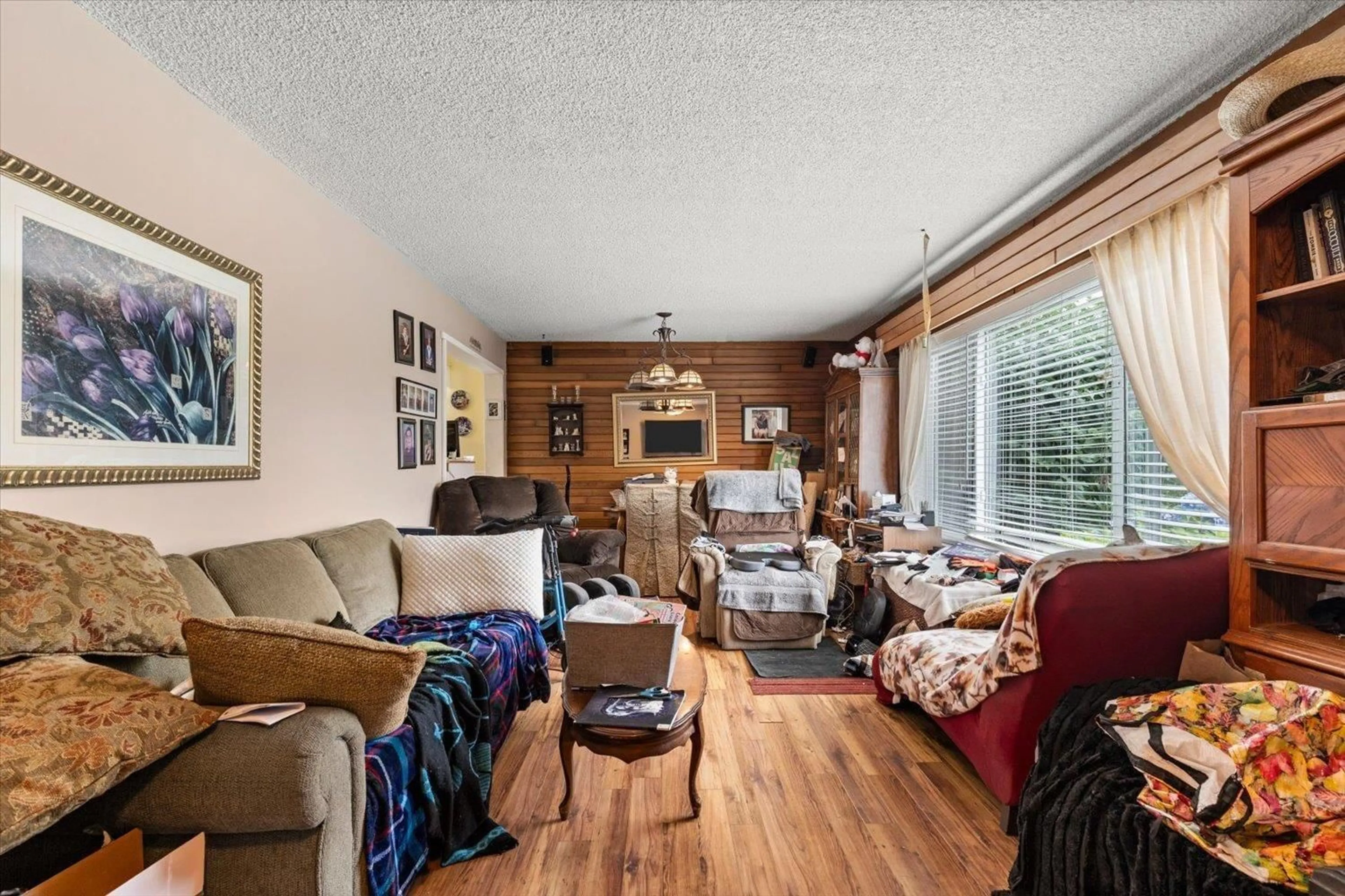 Living room with furniture, unknown for 46117 LEWIS AVENUE, Chilliwack British Columbia V2P3E2