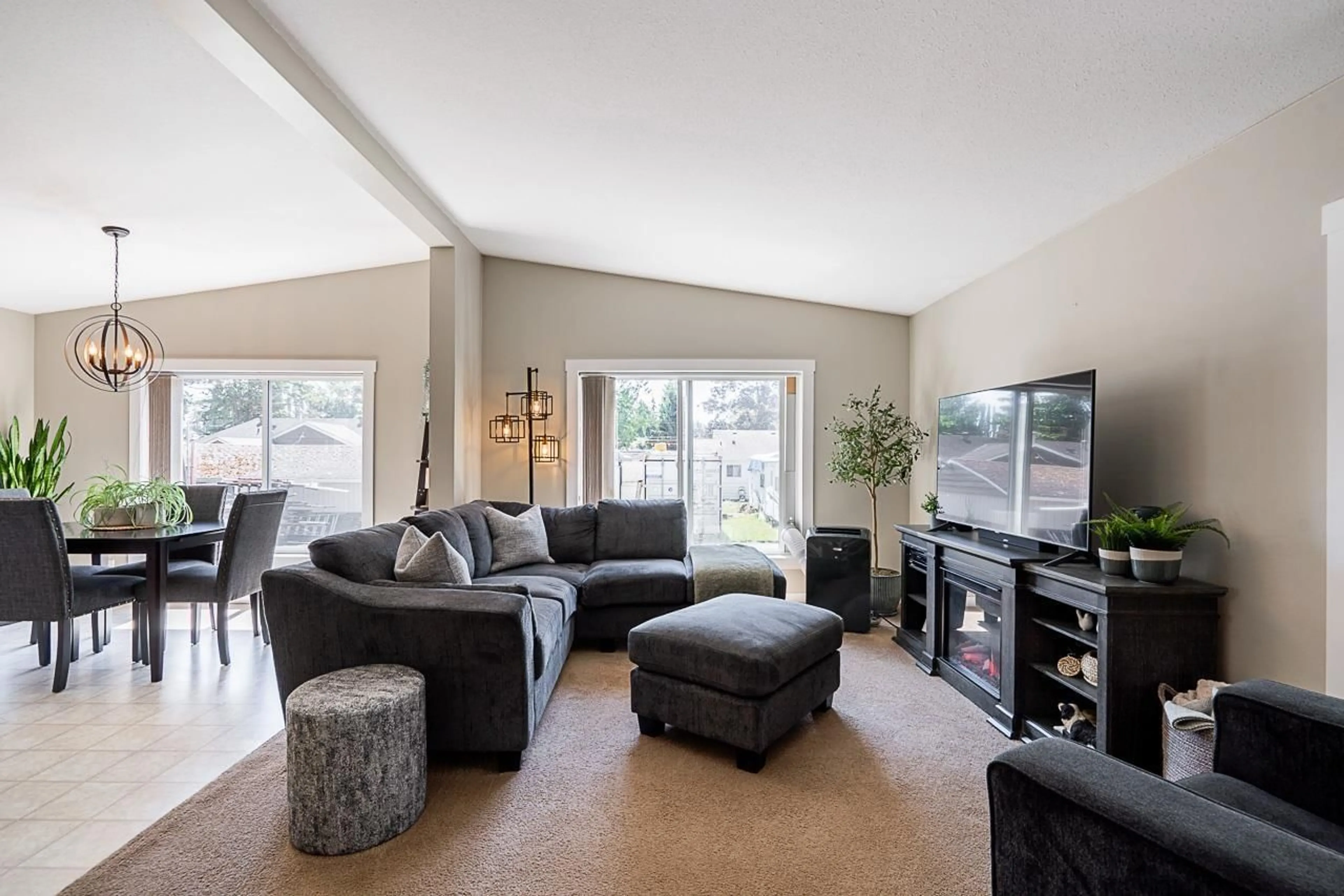 Living room with furniture, unknown for 14 - 23141 72 AVENUE, Langley British Columbia V2Y2R9