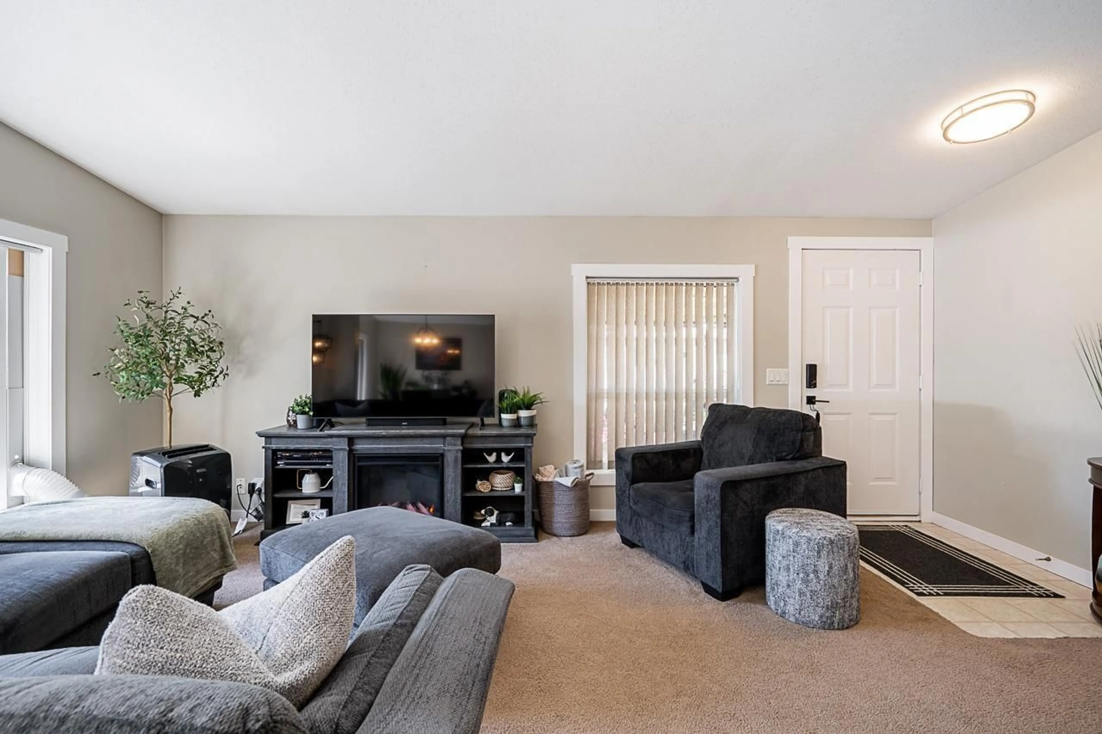 Living room with furniture, unknown for 14 - 23141 72 AVENUE, Langley British Columbia V2Y2R9