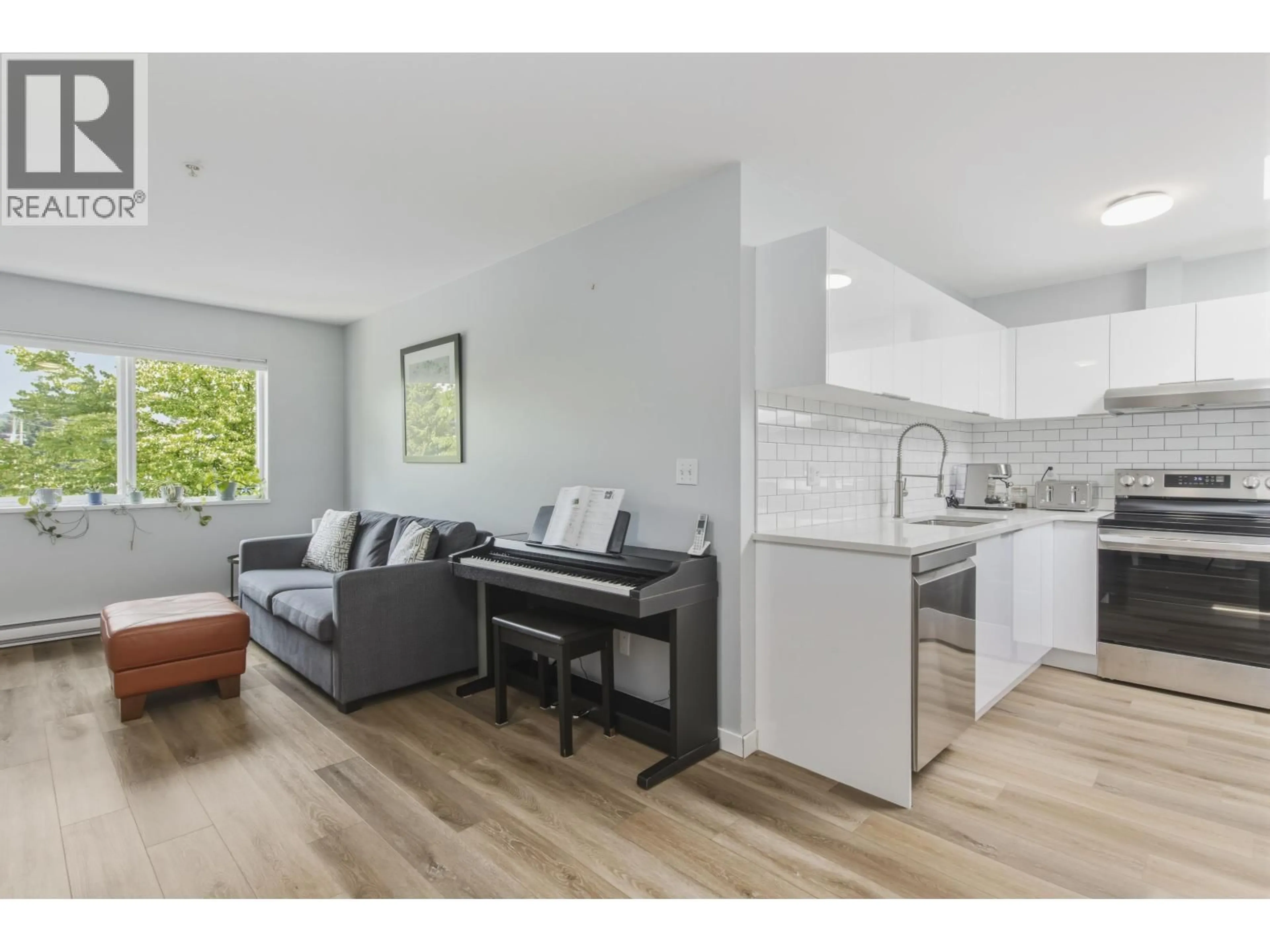 Open concept kitchen, wood/laminate floor for C308 - 40140 WILLOW CRESCENT, Squamish British Columbia V8B0M1