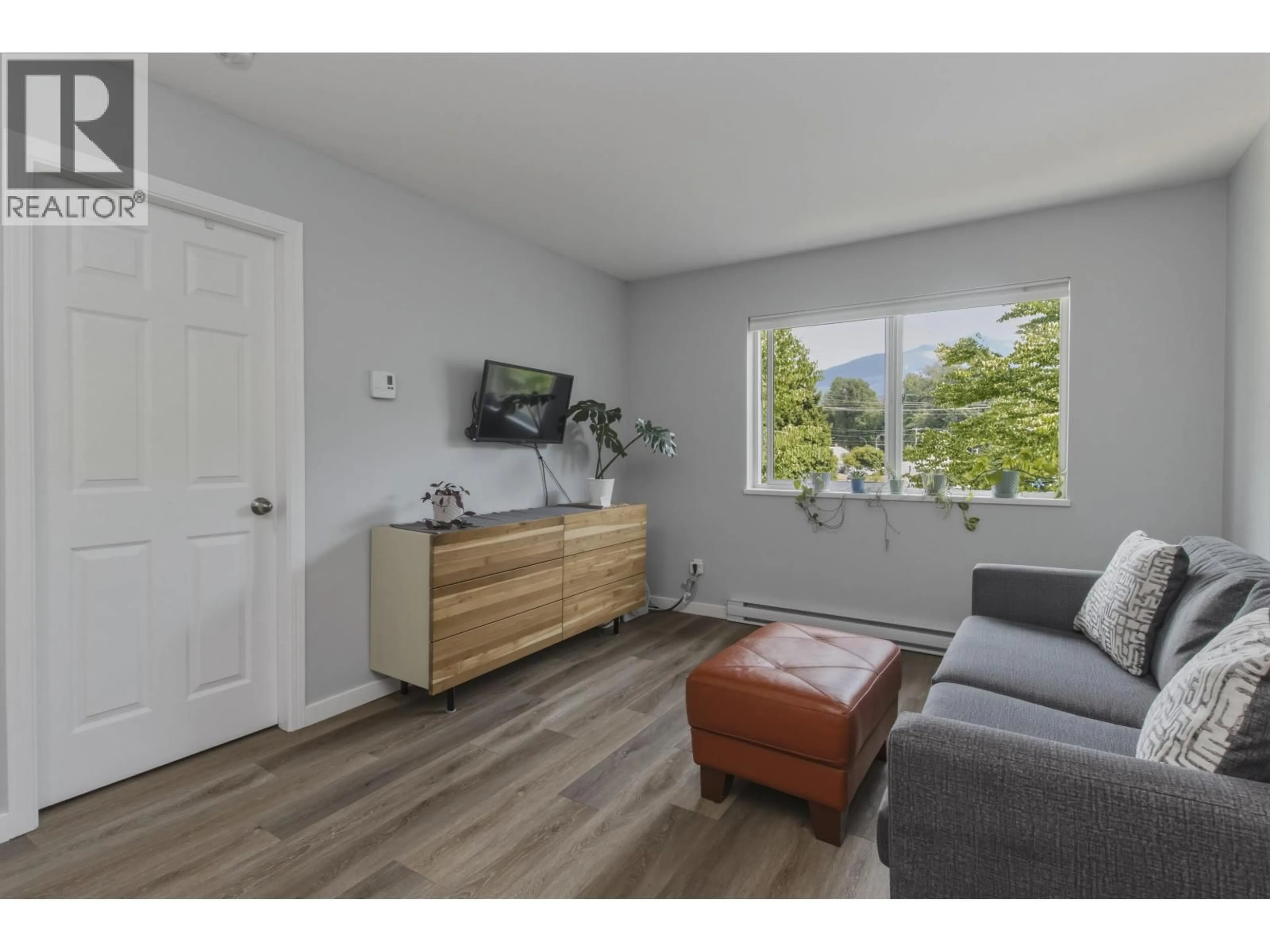 Living room with furniture, wood/laminate floor for C308 - 40140 WILLOW CRESCENT, Squamish British Columbia V8B0M1