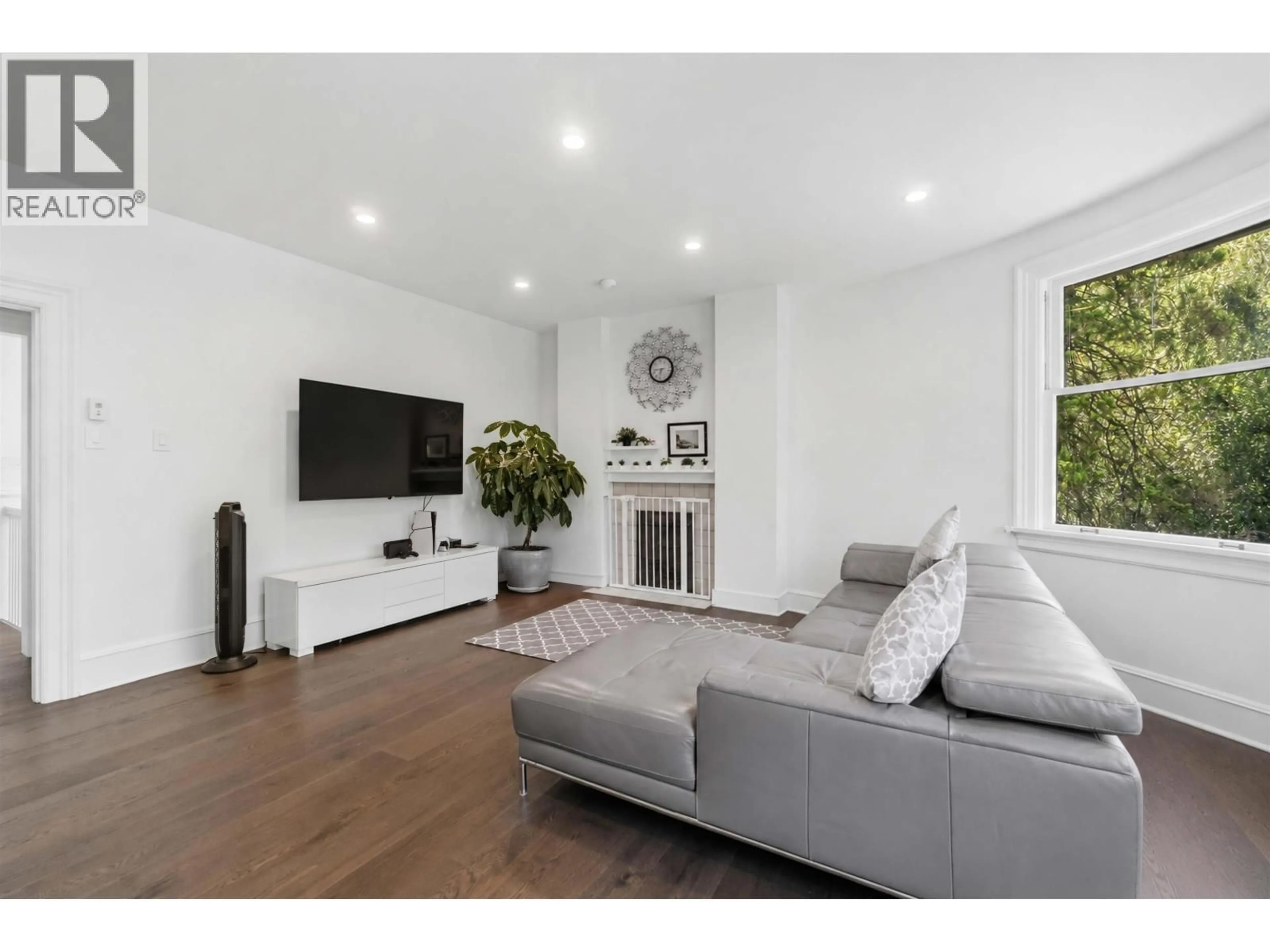 Living room with furniture, wood/laminate floor for 1188 LAURIER AVENUE, Vancouver British Columbia V6H1Y5