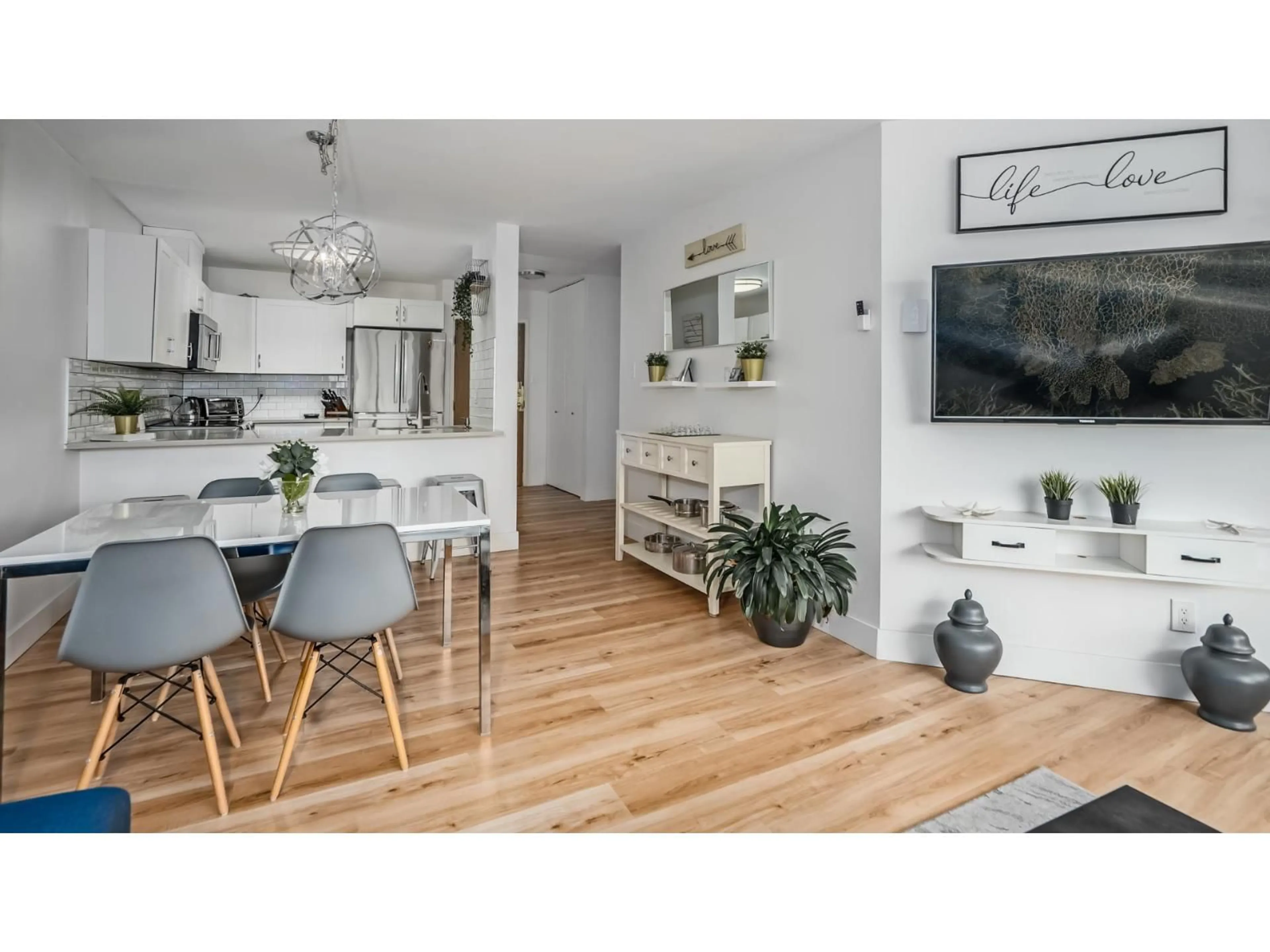 Open concept kitchen, wood/laminate floor for 307 - 15272 19 AVENUE, Surrey British Columbia V4A1X6