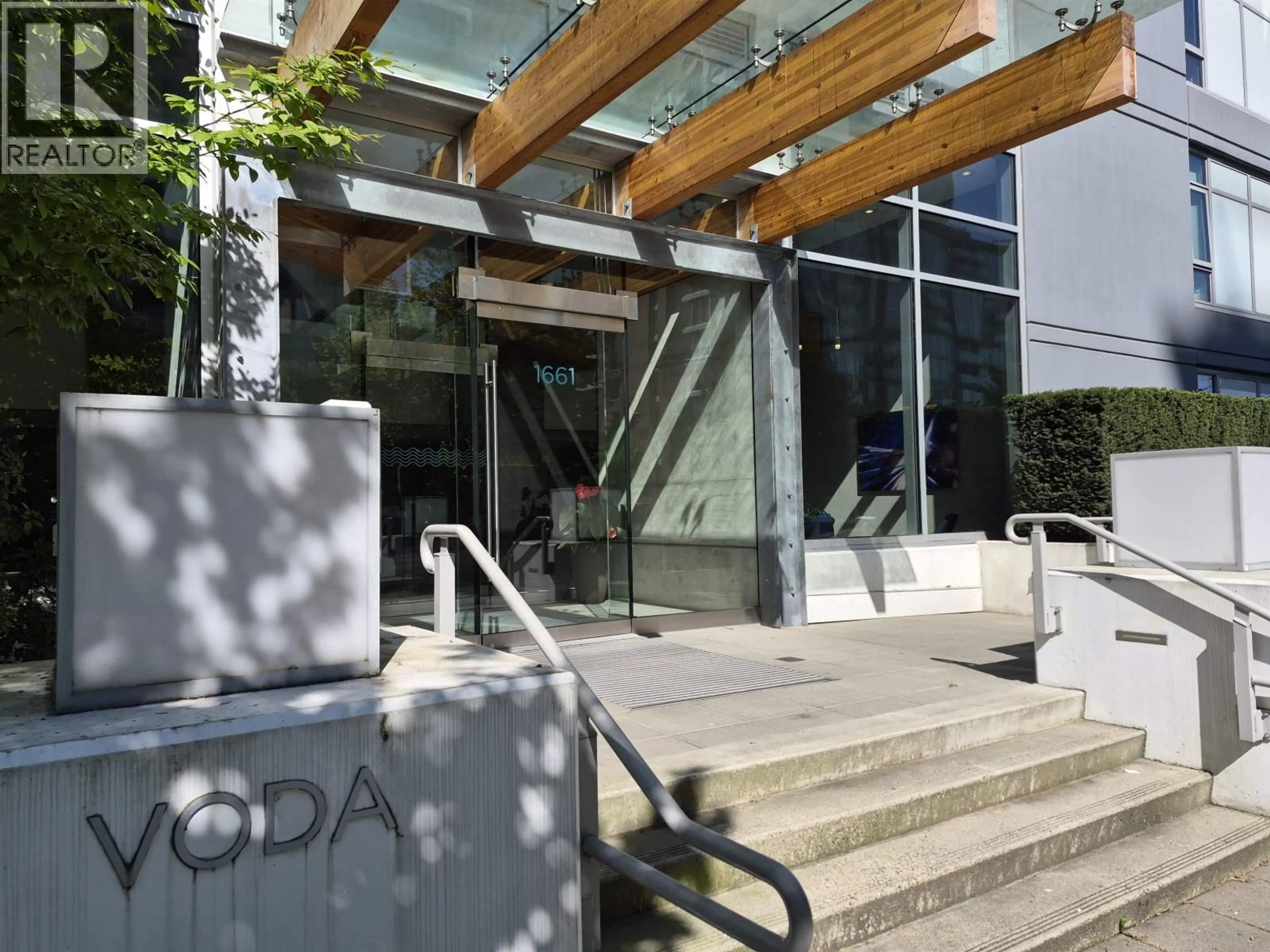 Indoor foyer for 1402 - 1661 QUEBEC STREET, Vancouver British Columbia V6A0H2
