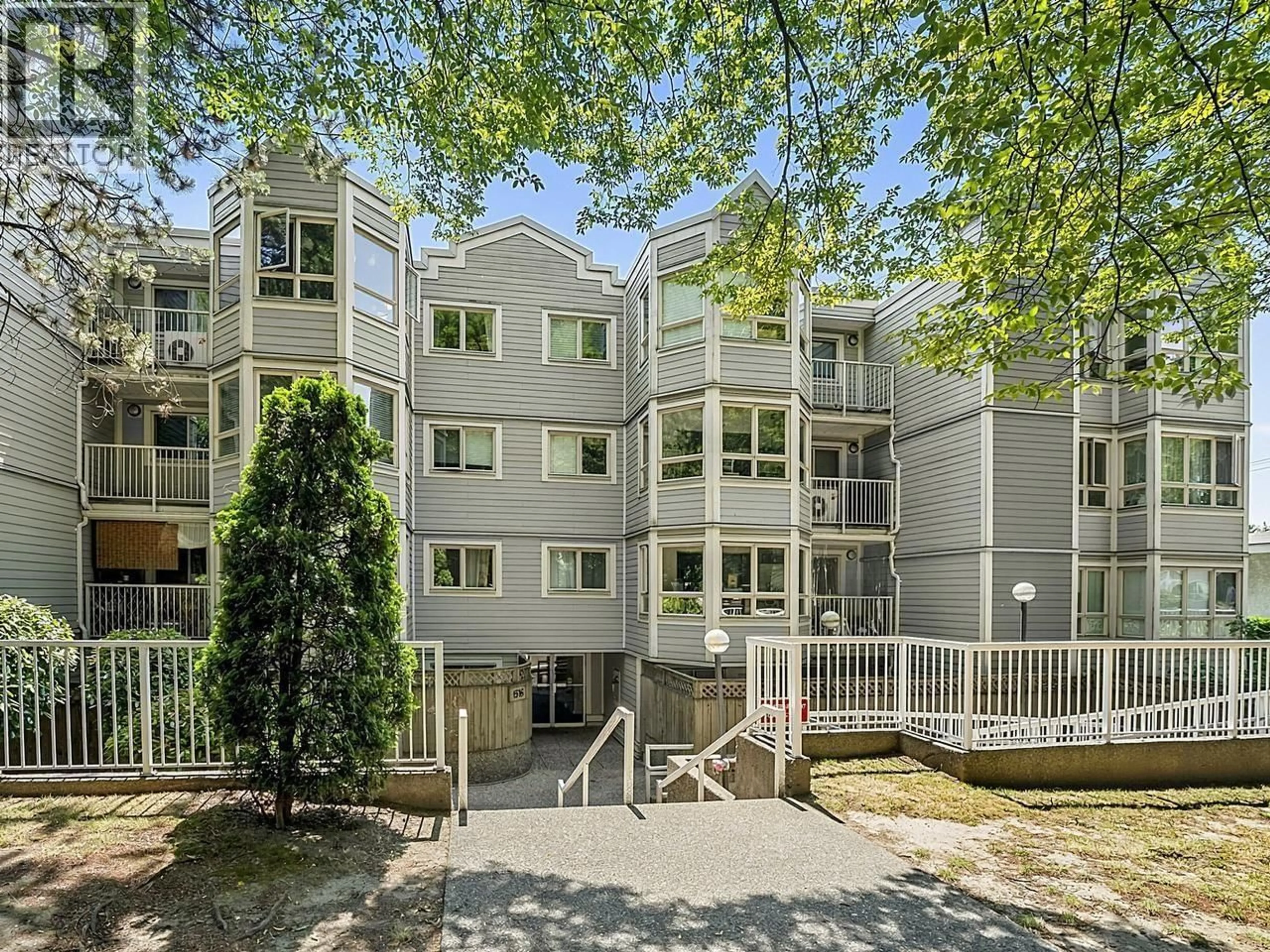 A pic from outside/outdoor area/front of a property/back of a property/a pic from drone, city buildings view from balcony for PH6 - 1516 1ST AVENUE, Vancouver British Columbia V5N1A5
