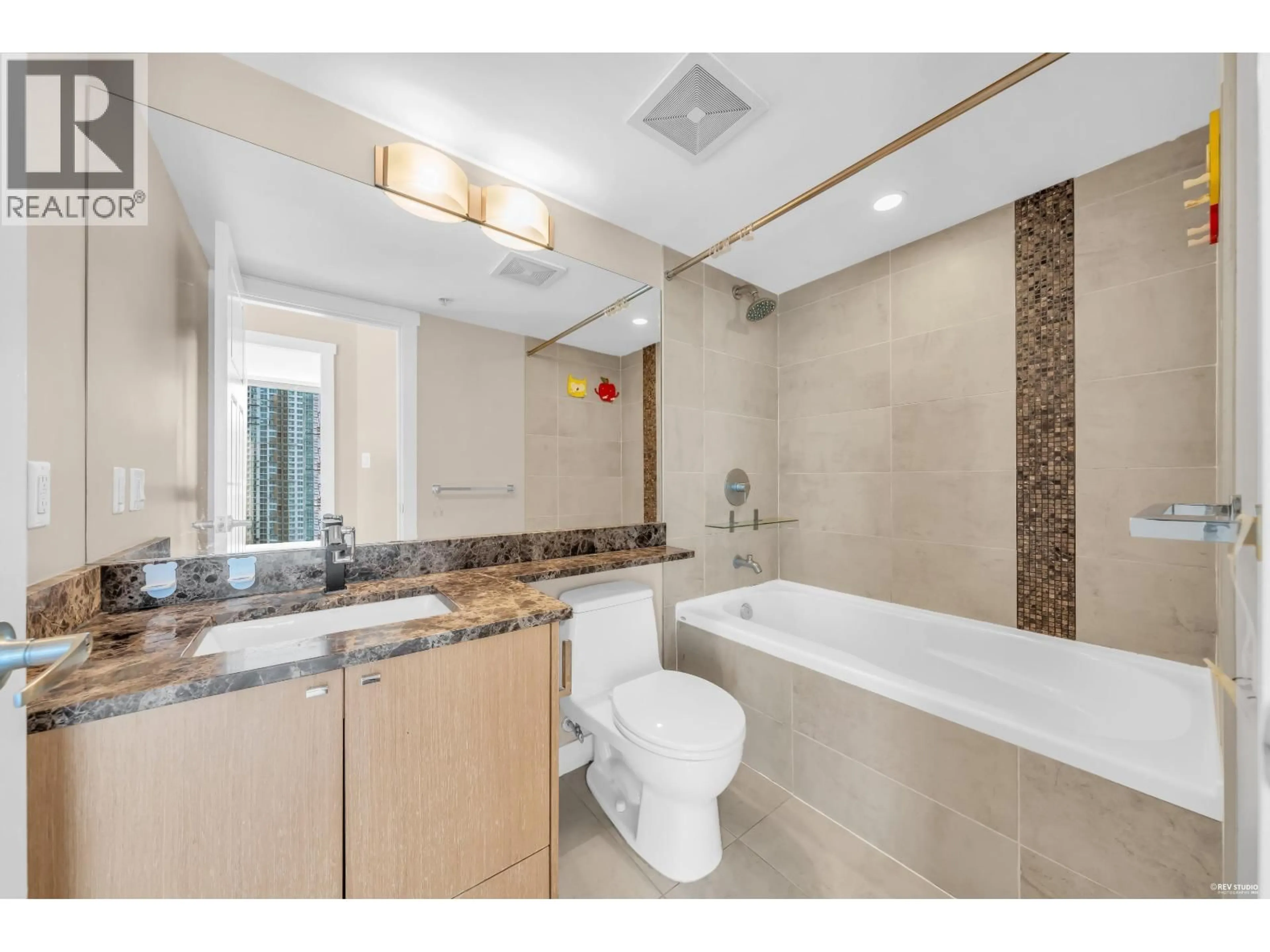 Standard bathroom, ceramic/tile floor for 2805 - 2978 GLEN DRIVE, Coquitlam British Columbia V3B0C3