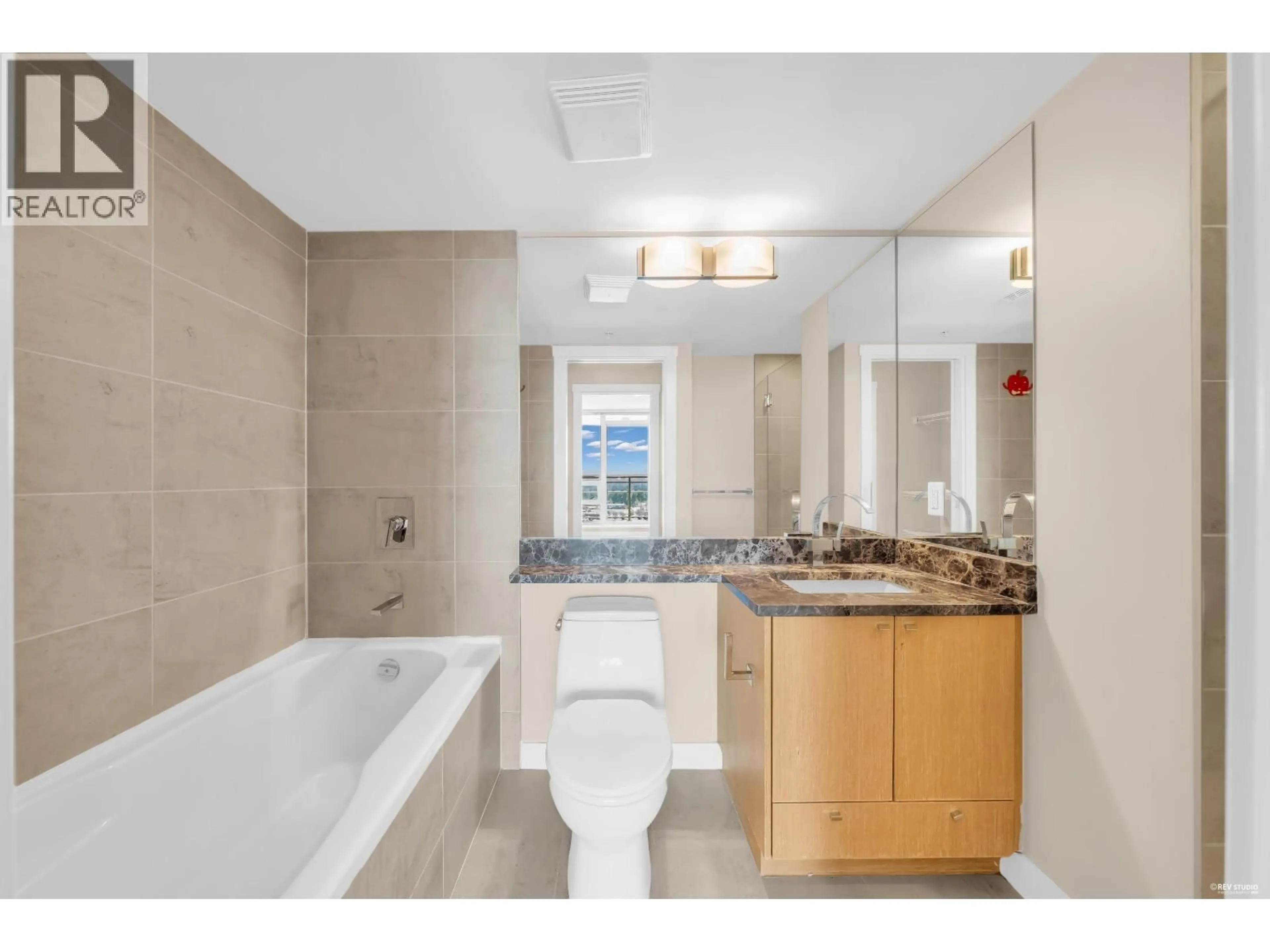Contemporary bathroom, ceramic/tile floor for 2805 - 2978 GLEN DRIVE, Coquitlam British Columbia V3B0C3