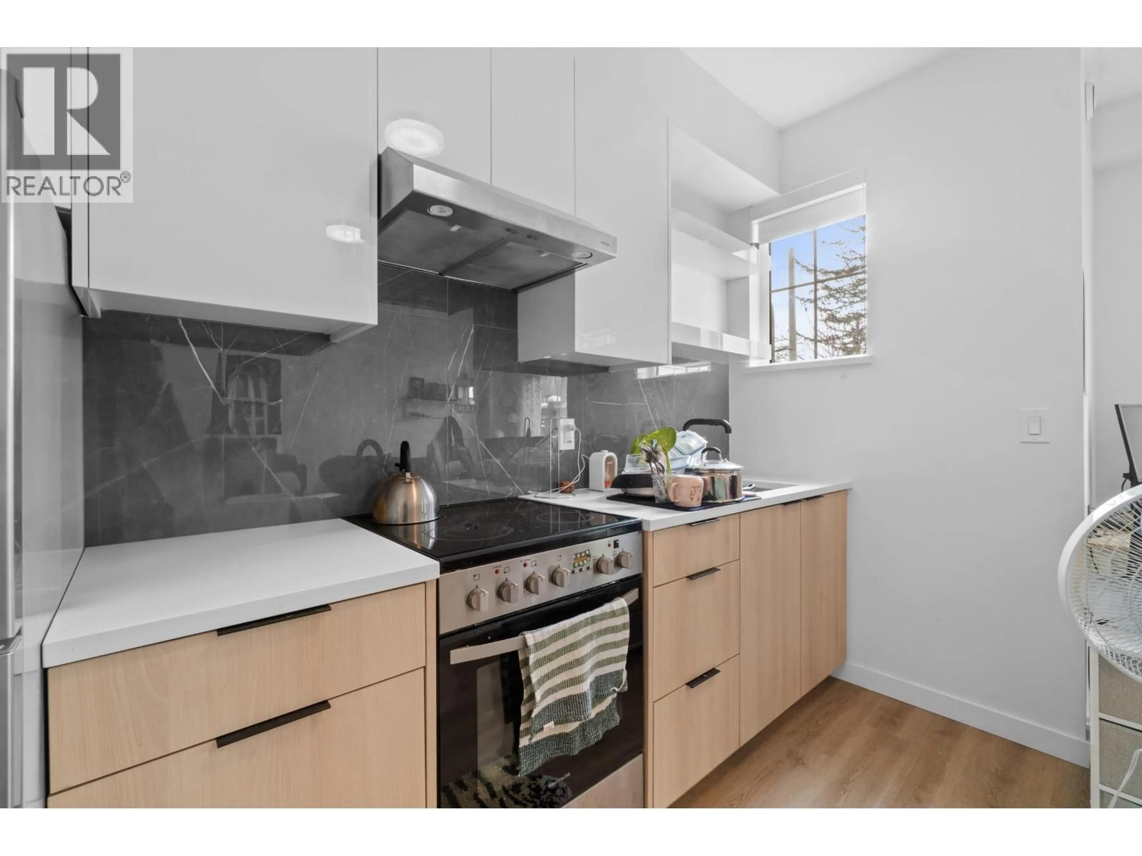 Standard kitchen, wood/laminate floor for 5 - 237 RIDGEWAY AVENUE, North Vancouver British Columbia V7L0H6