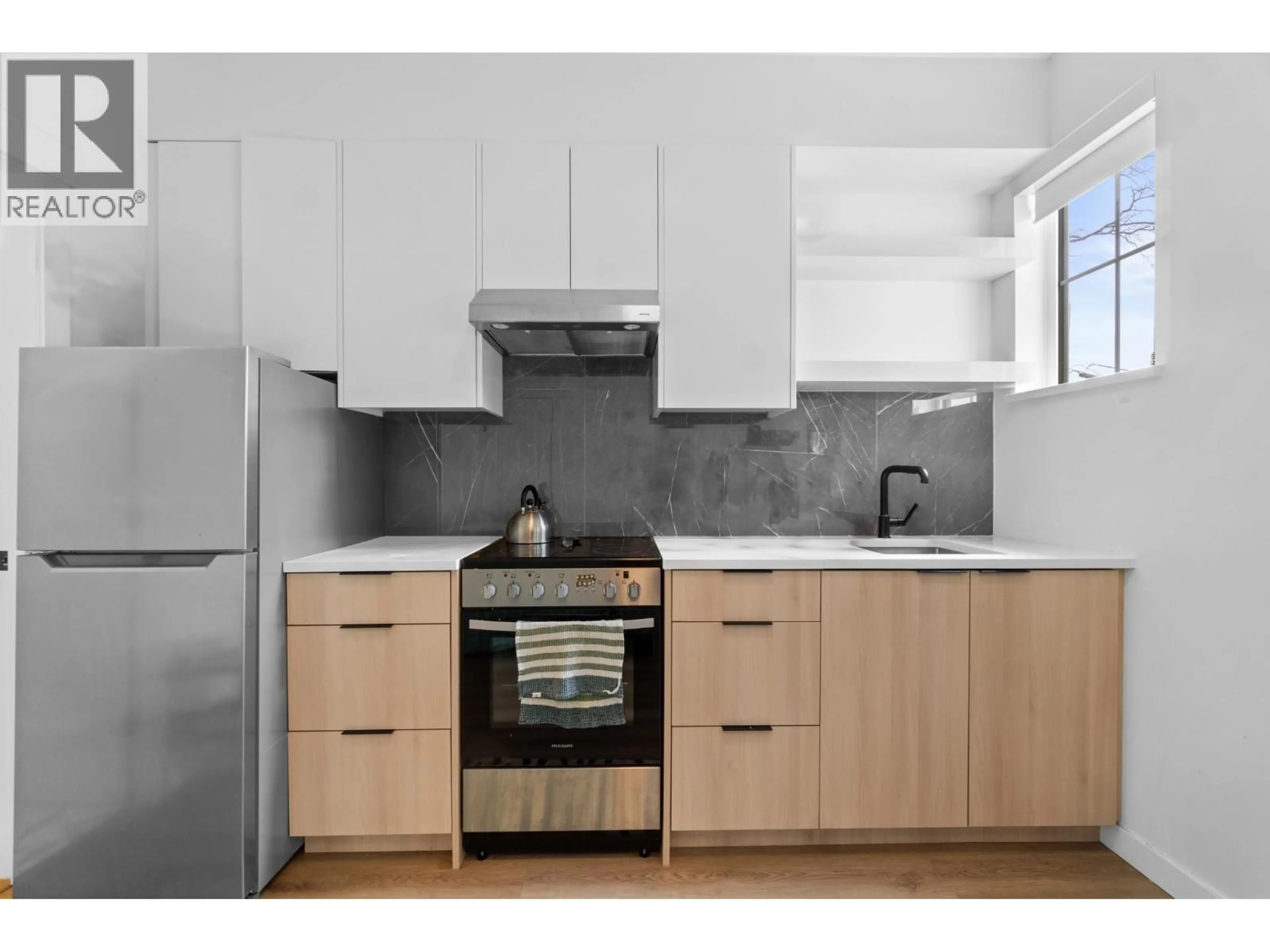Standard kitchen, wood/laminate floor for 5 - 237 RIDGEWAY AVENUE, North Vancouver British Columbia V7L0H6
