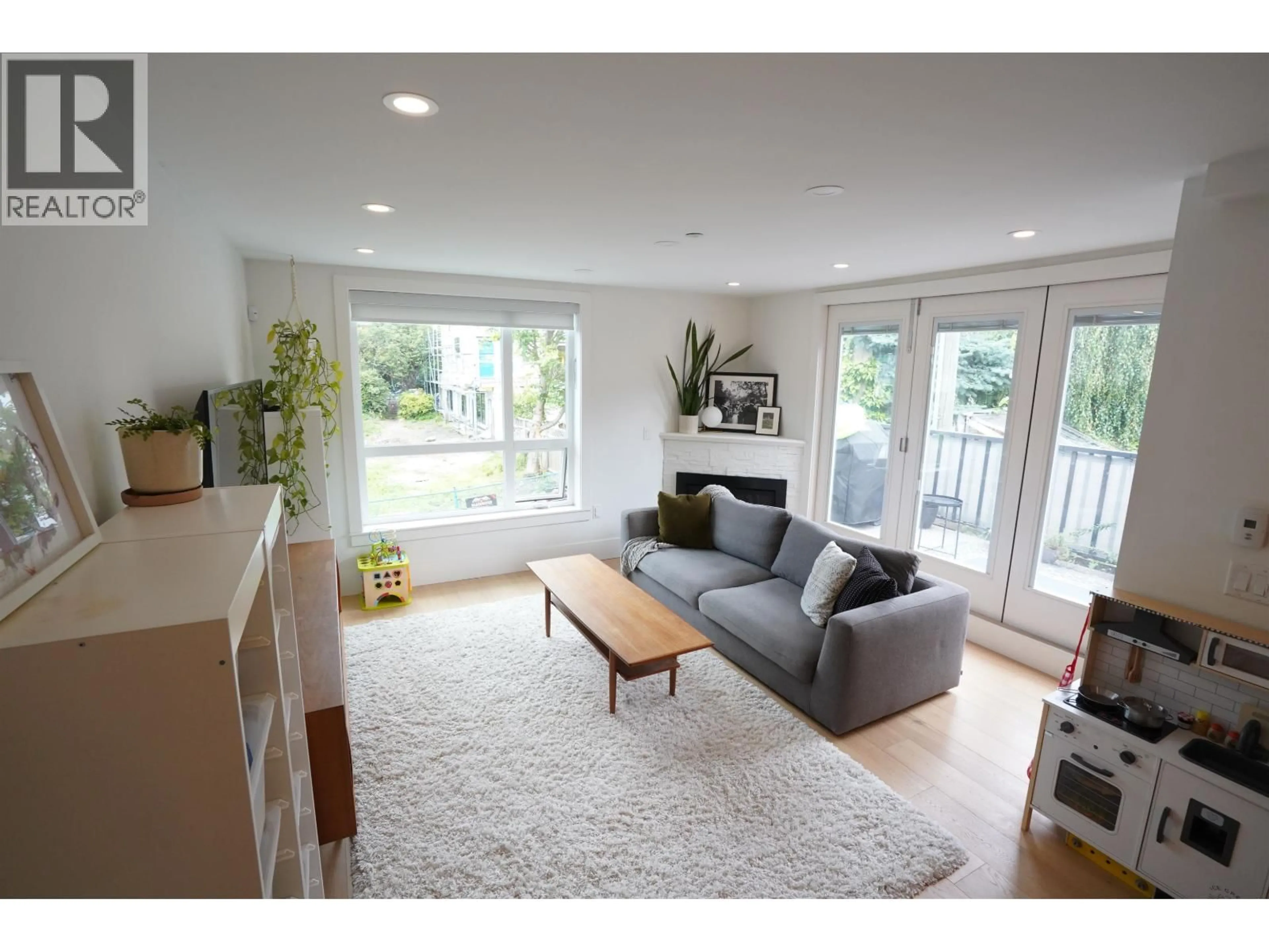 Living room with furniture, wood/laminate floor for 1025 KEEFER STREET, Vancouver British Columbia V6A1Y9