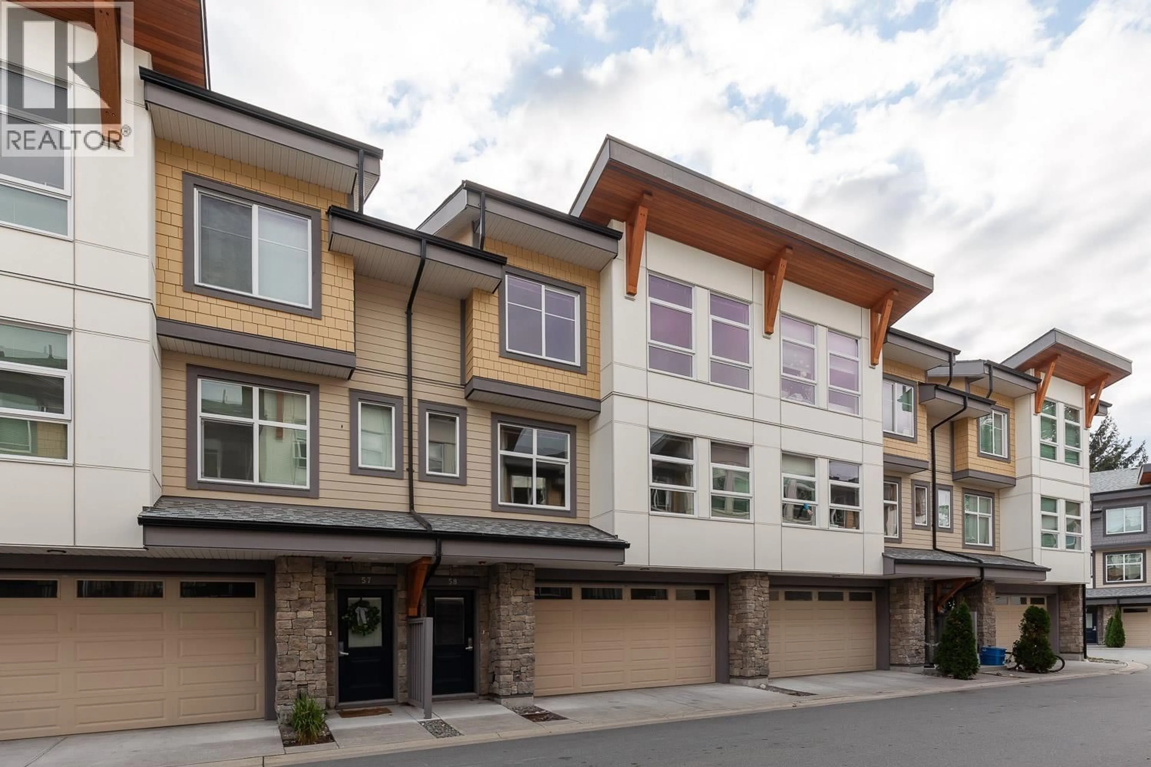 Home with vinyl exterior material, street for 58 - 39548 LOGGERS LANE, Squamish British Columbia V8B0V7