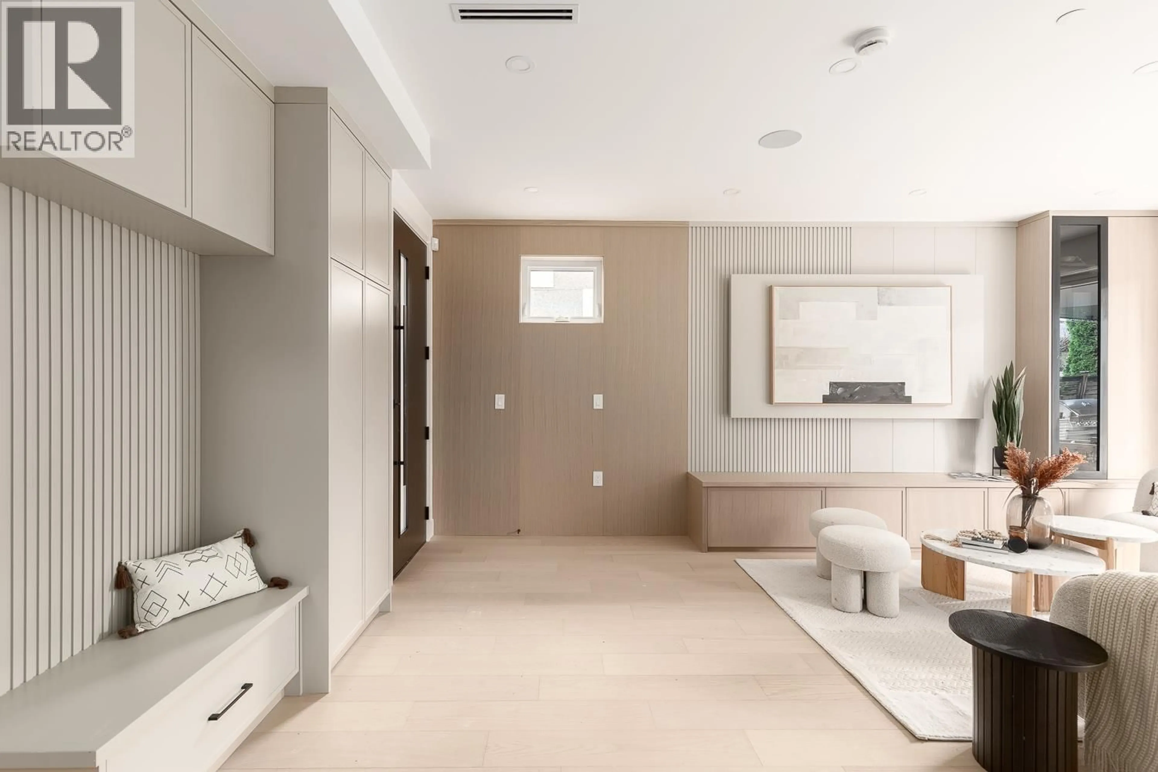 Indoor entryway for 2 - 475 20TH AVENUE, Vancouver British Columbia V5Y2C7