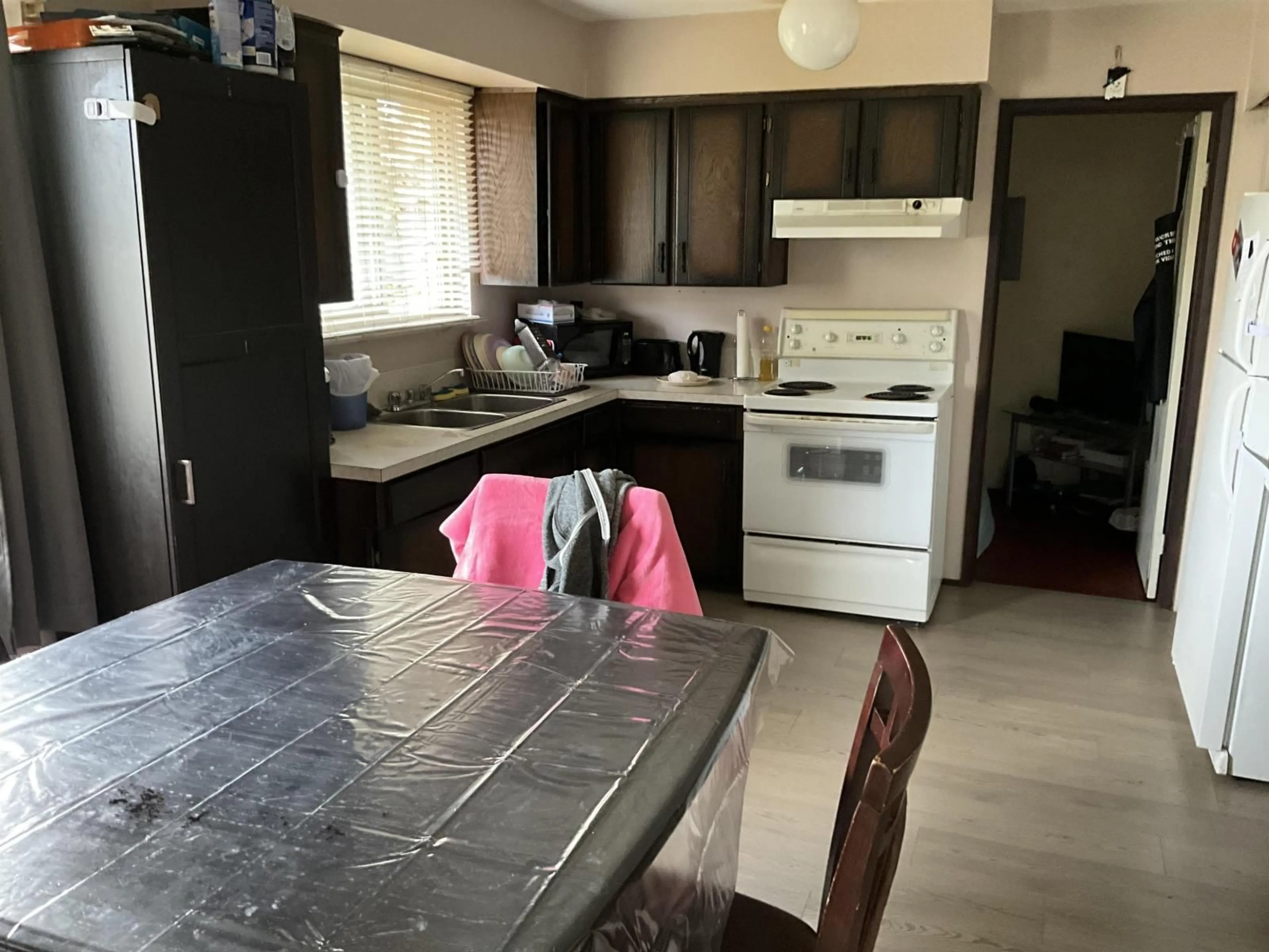 Standard kitchen, wood/laminate floor for 7654 126A STREET, Surrey British Columbia V3W4A9