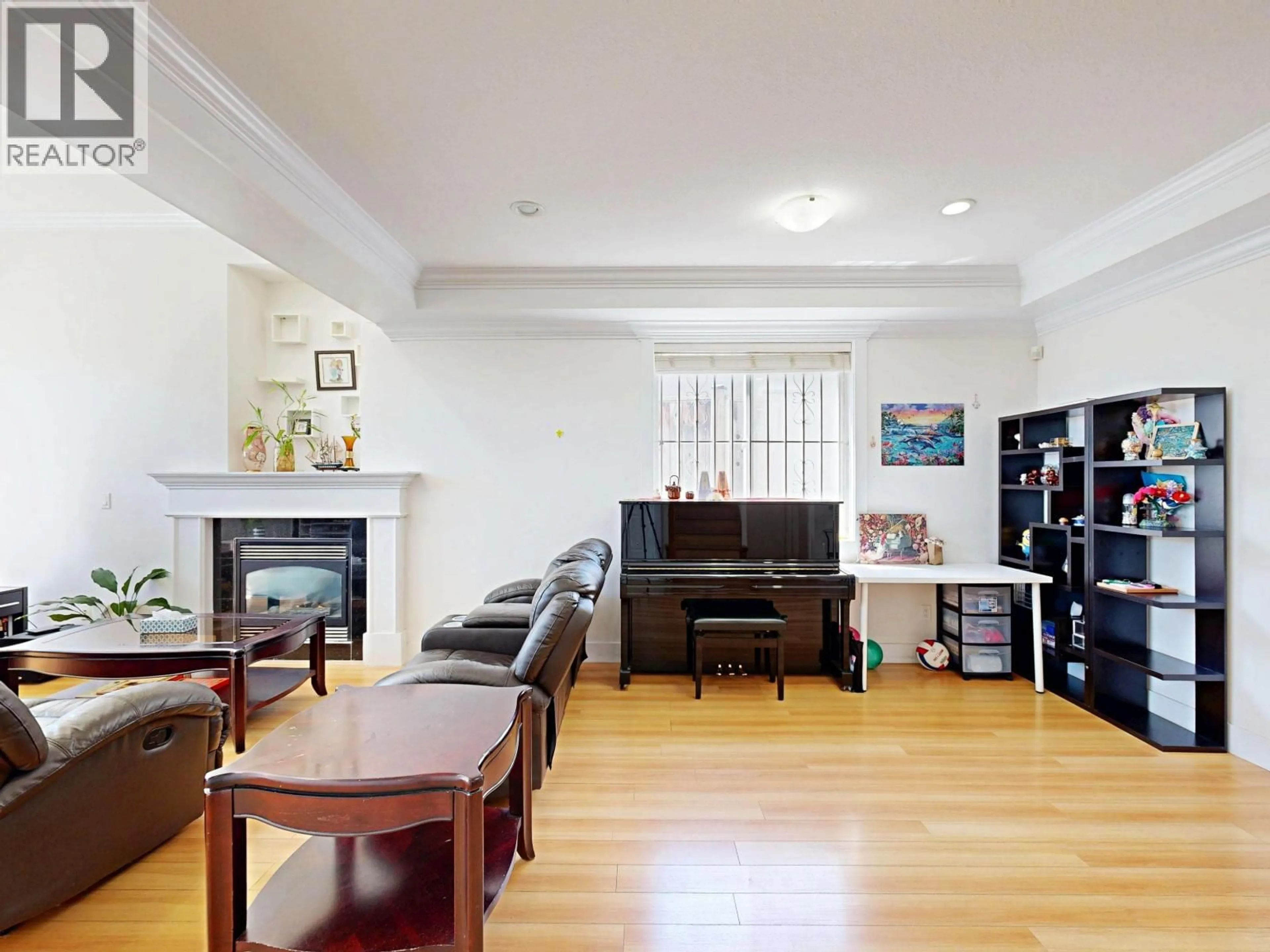 Living room with furniture, wood/laminate floor for 5685 NEVILLE STREET, Burnaby British Columbia V5J2J1