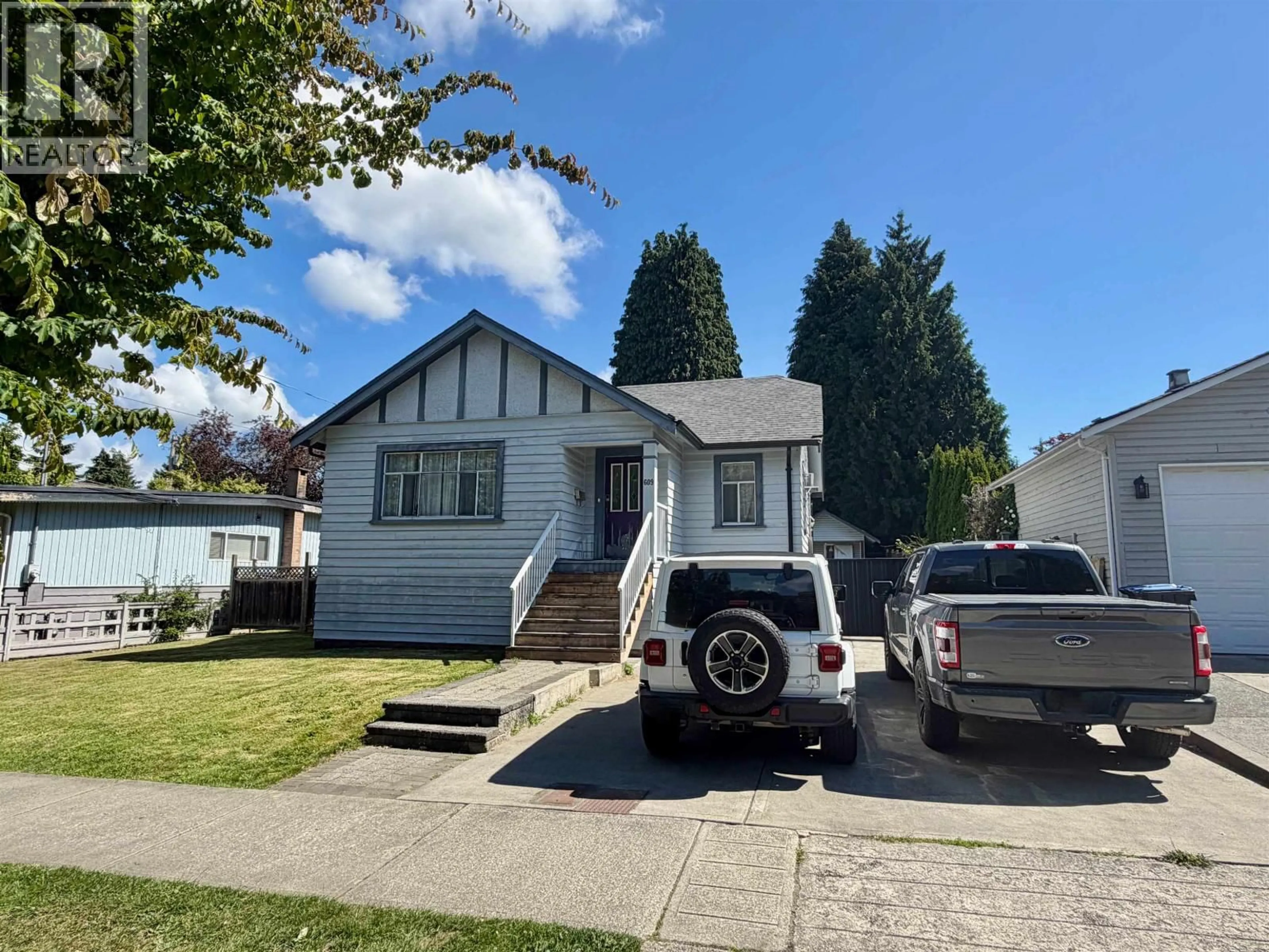 Home with vinyl exterior material, street for 609 FOURTH STREET, New Westminster British Columbia V3L2V8