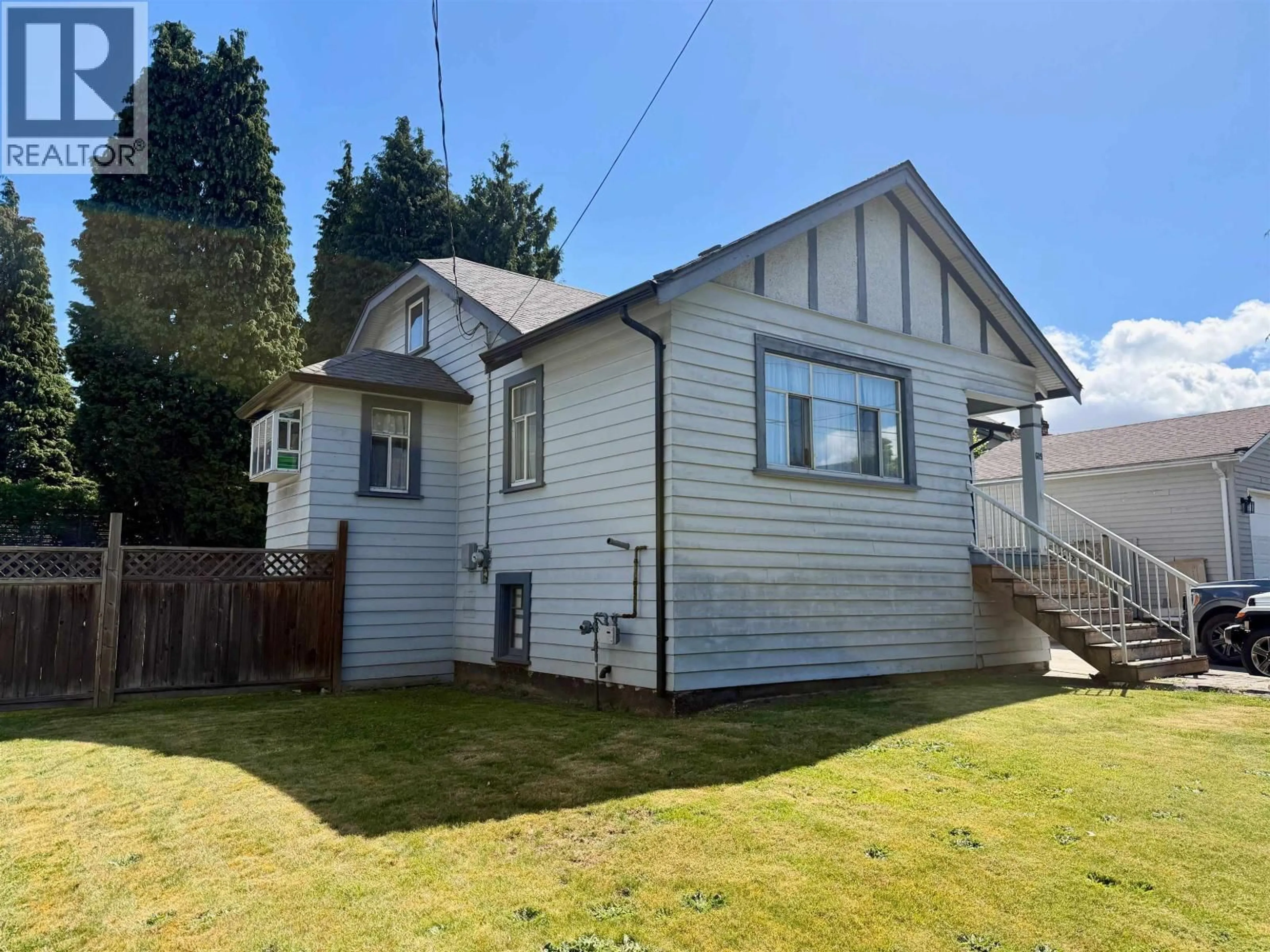 A pic from outside/outdoor area/front of a property/back of a property/a pic from drone, street for 609 FOURTH STREET, New Westminster British Columbia V3L2V8