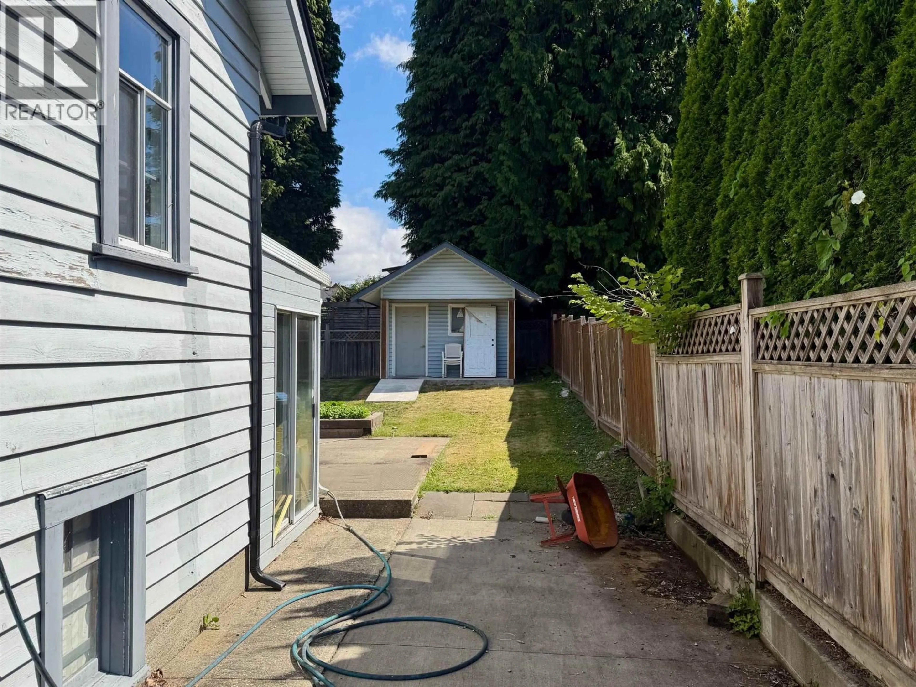 A pic from outside/outdoor area/front of a property/back of a property/a pic from drone, street for 609 FOURTH STREET, New Westminster British Columbia V3L2V8